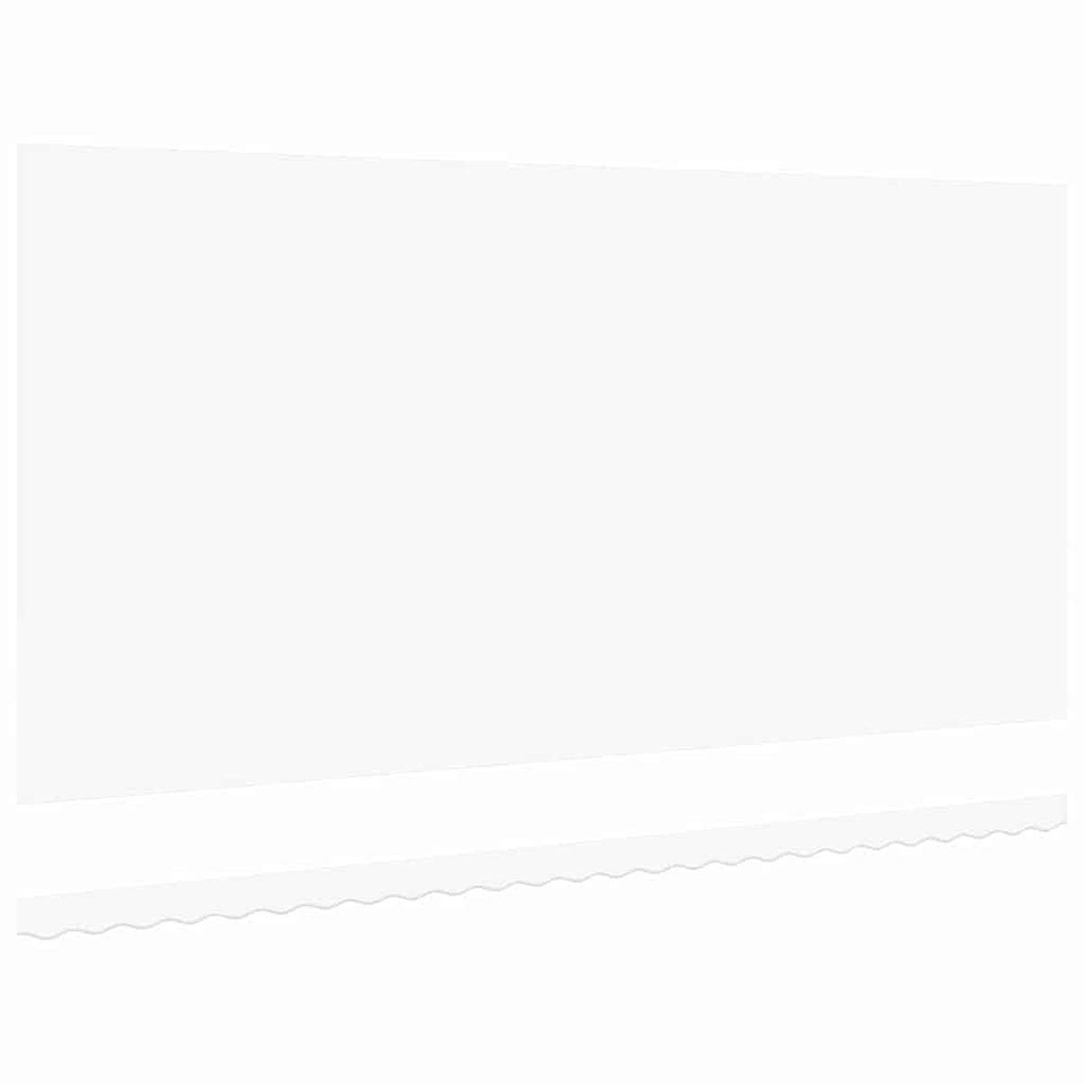 Eine weiße Wand mit Zierleiste am unteren Rand. Die Wand ist schlicht, der Zierrat hat ein Wellenmuster.