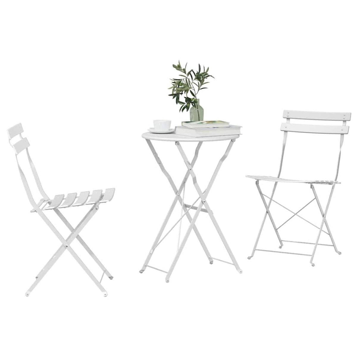 Weißes Metall-Bistro-Set: Tisch mit Pflanze, Buch und Tasse, flankiert von zwei Stühlen. Alles auf weißem Hintergrund.