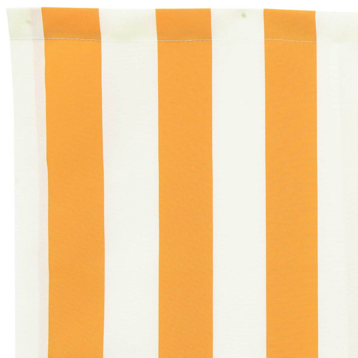 Nahaufnahme eines gestreiften Stoffes. Abwechselnd orangefarbene und weiße vertikale Streifen dominieren die Ansicht. Der Stoff scheint ein Vorhang zu sein.