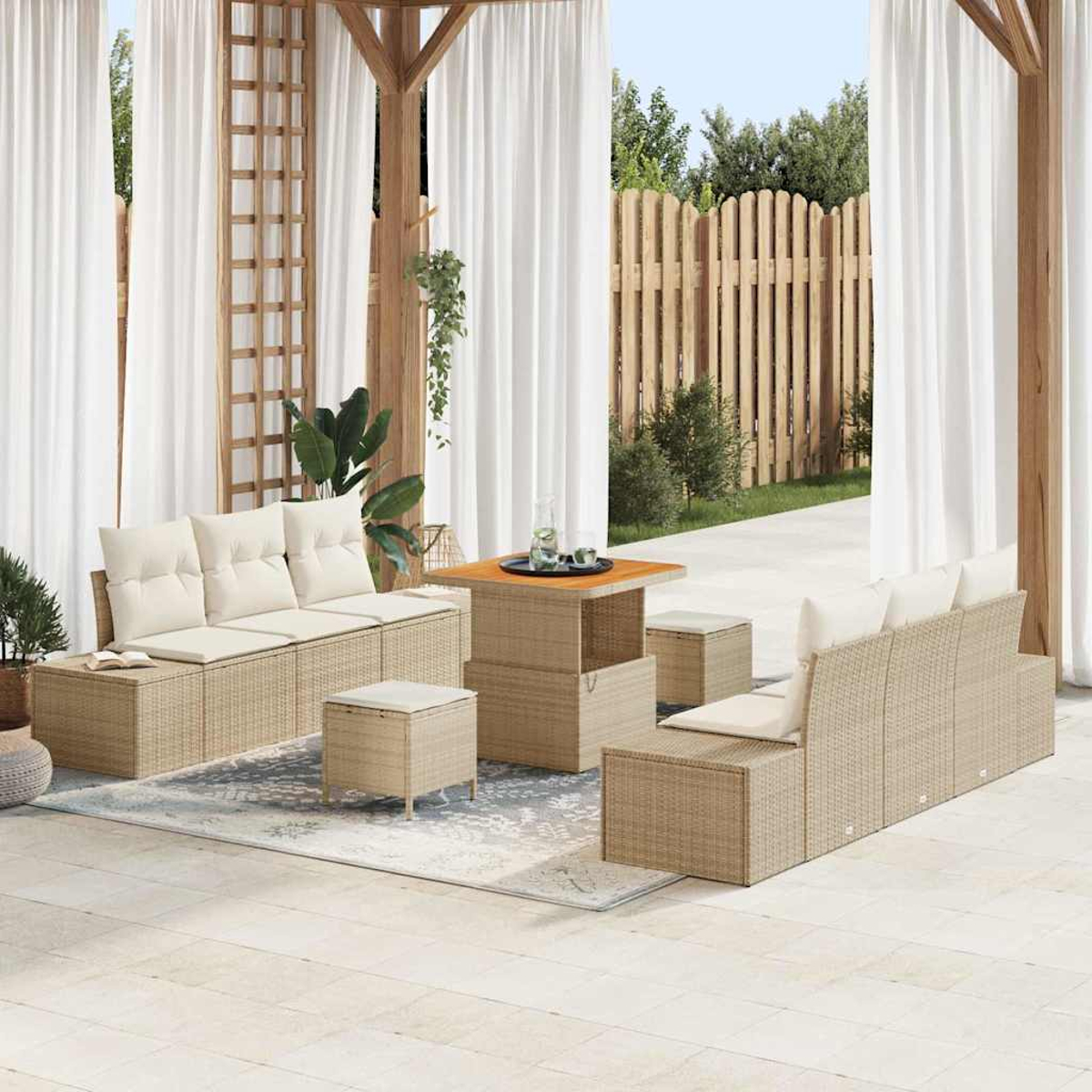 Terrassenset mit beigen Korbmöbeln, weißen Kissen, einem quadratischen Tisch und weißen Vorhängen.