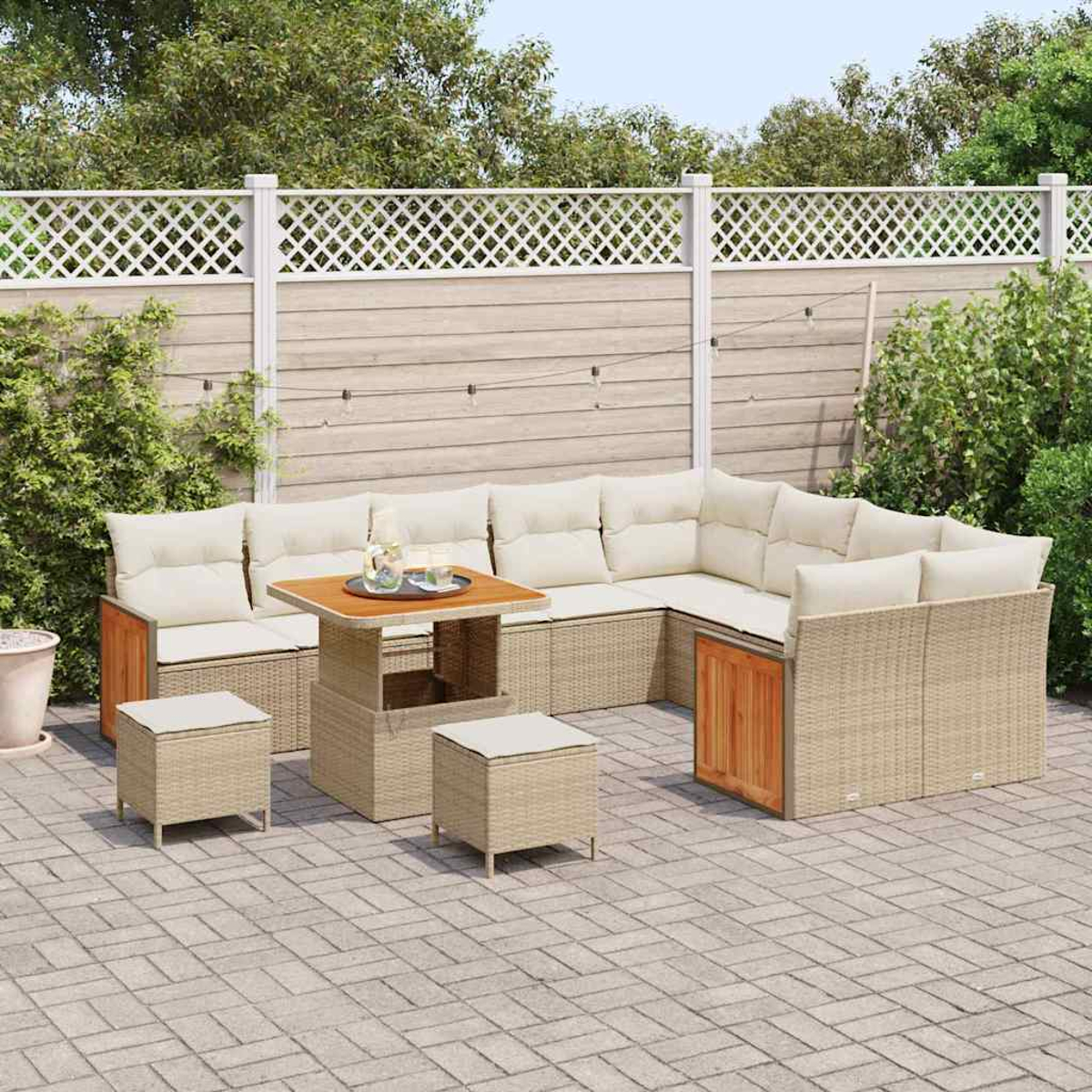 Sitzbereich im Freien mit Rattanmöbeln, Kissen und einem Holztisch auf einer Ziegelterrasse.
