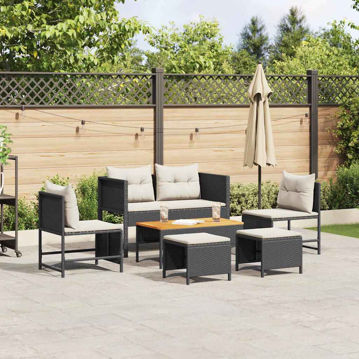 Gartenmöbel mit schwarzem Korbmöbel, beigen Kissen, Holztisch und beigem Sonnenschirm vor Holzzaun.