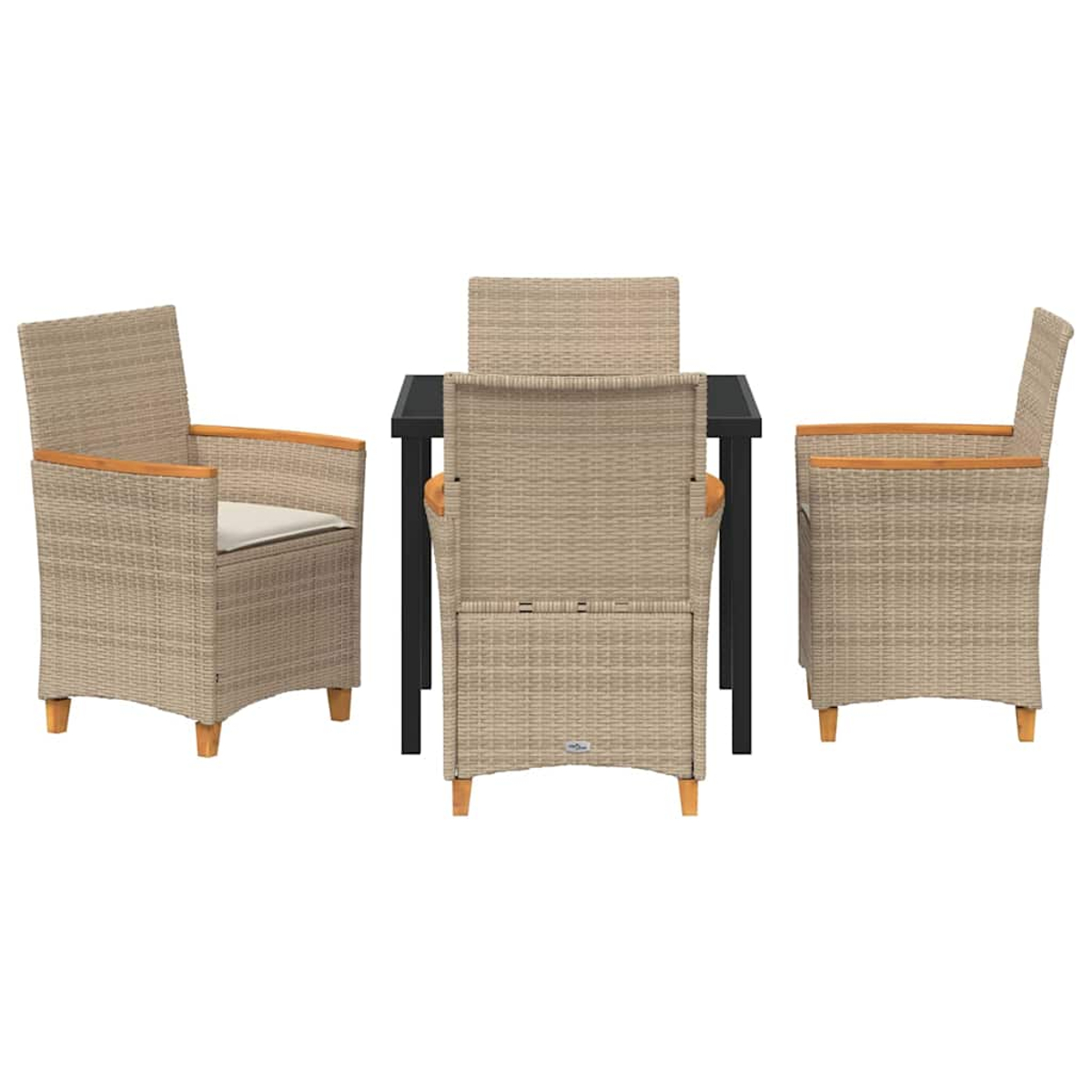 Ein Terrassenset: Drei beige Korbstühle mit Holzarmlehnen umgeben einen kleinen schwarzen Tisch.