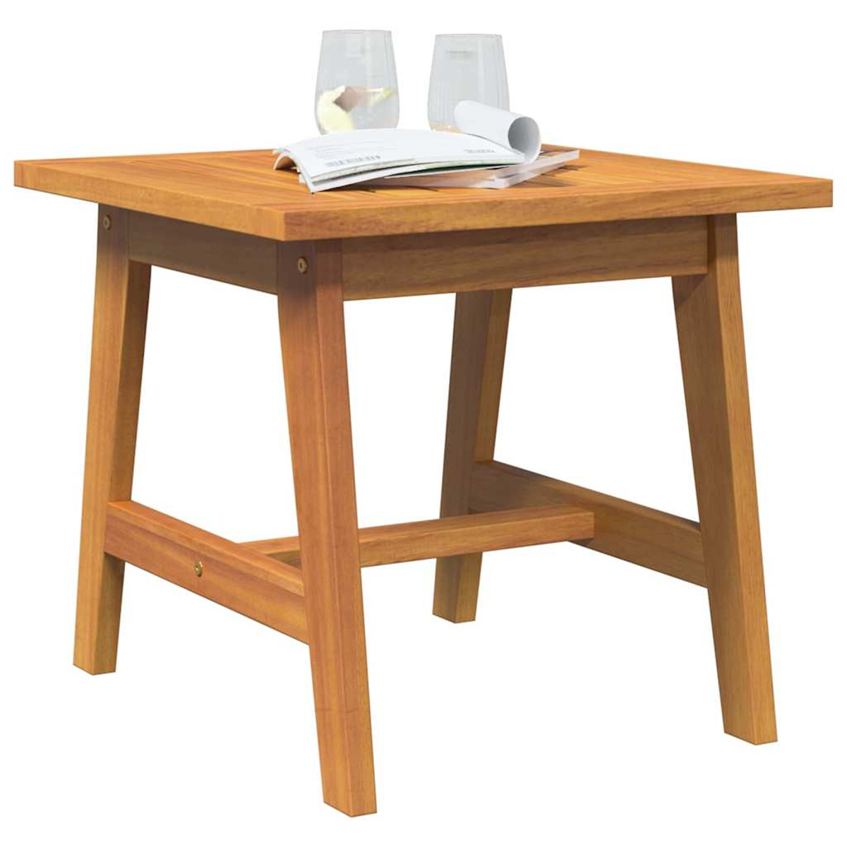Una mesa cuadrada de madera con un libro, papel enrollado y dos vasos encima. La mesa es de color marrón claro.