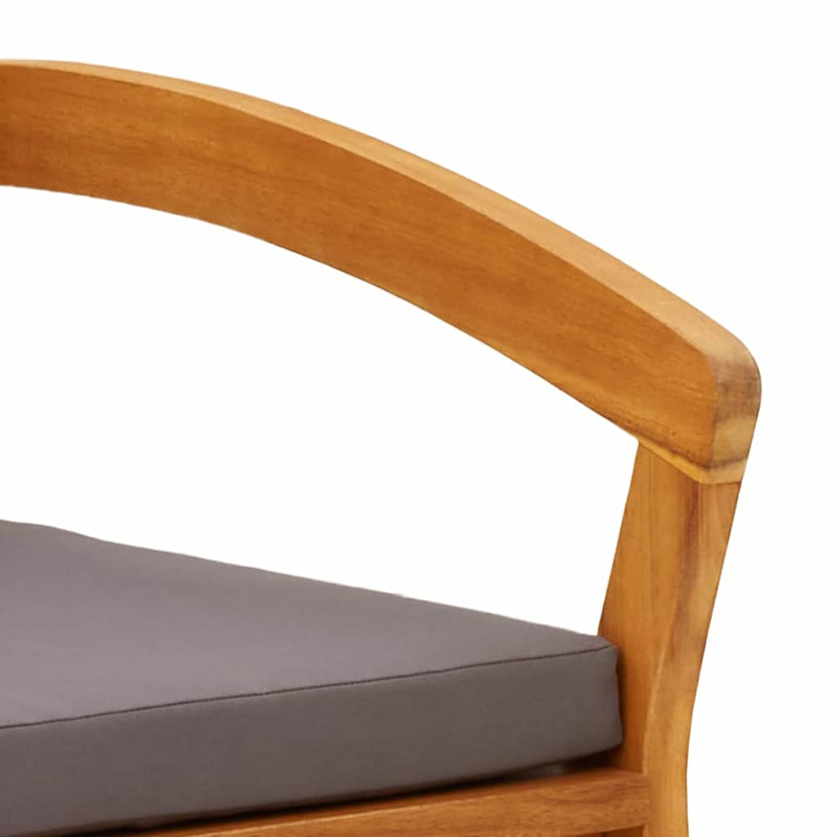 Apoyabrazos de silla de madera con cojín gris. La silla es de madera marrón claro. El cojín es un rectángulo.