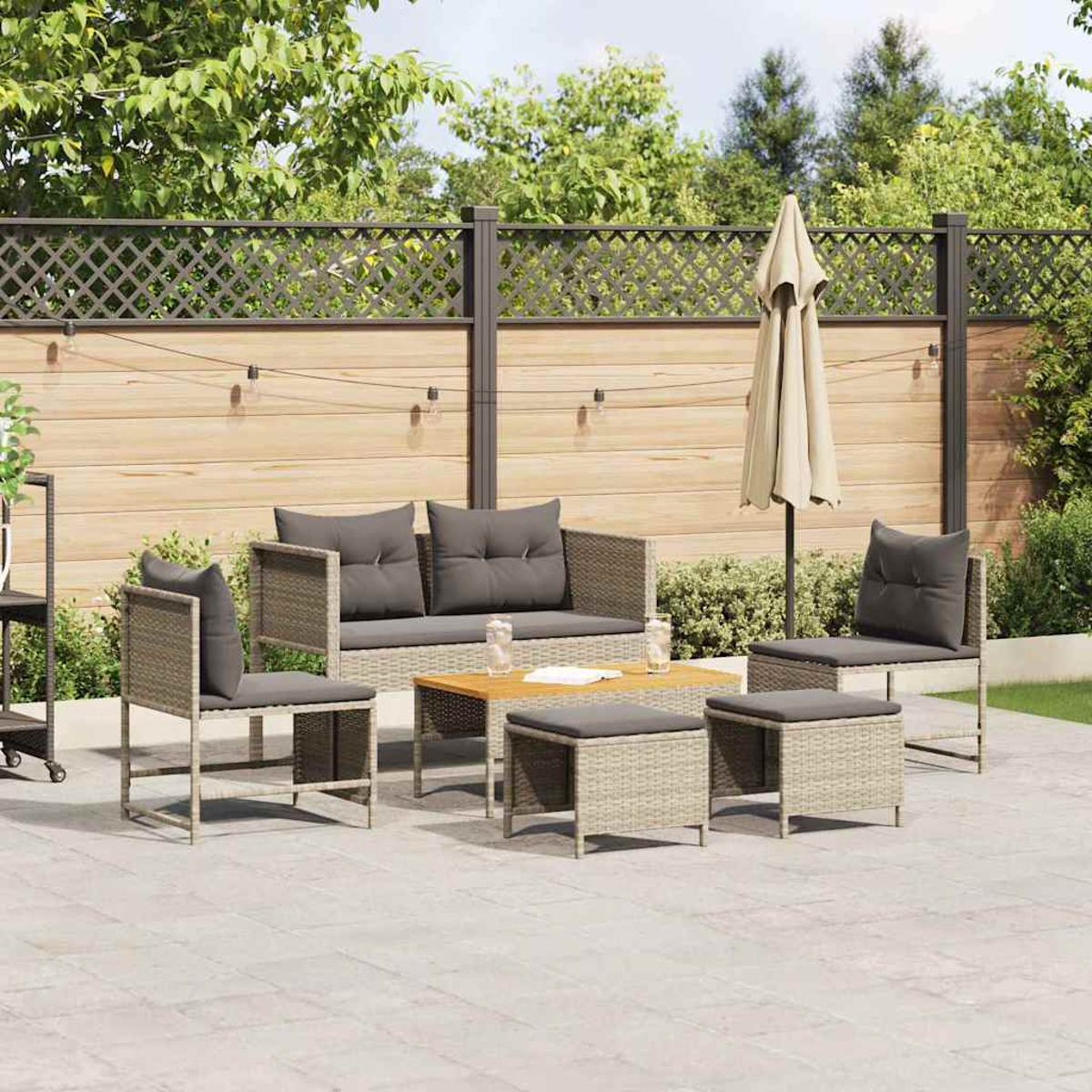 Gartenmöbel-Set: Sofa, zwei Stühle, zwei Ottomanen und ein Couchtisch unter einem geschlossenen beigen Schirm vor einem Holzzaun.