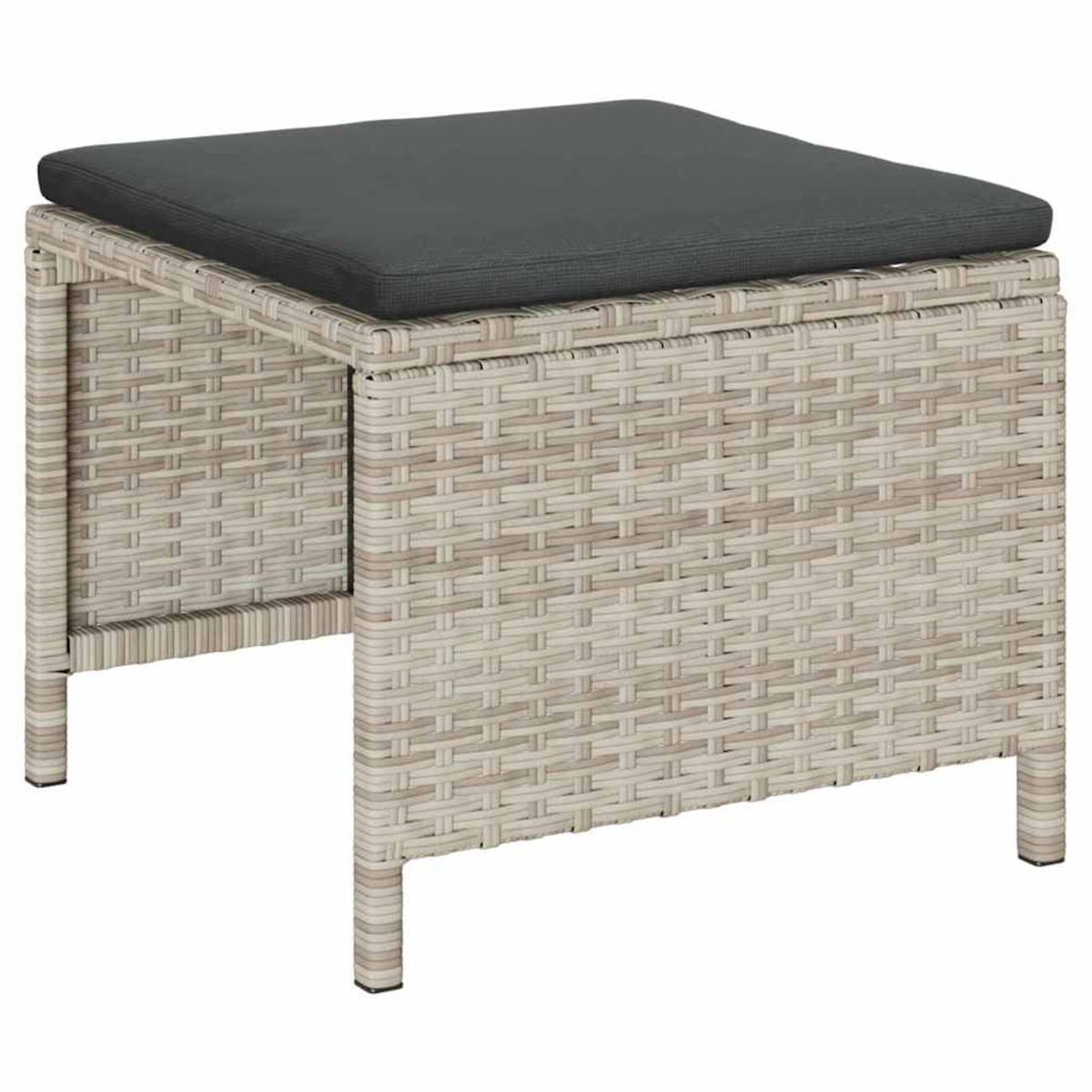 Ein Fußhocker aus geflochtenem Rattan mit einem dunkelgrauen Kissen. Der Hocker hat eine quadratische Form und vier kurze Beine. Der Hintergrund ist schlicht.