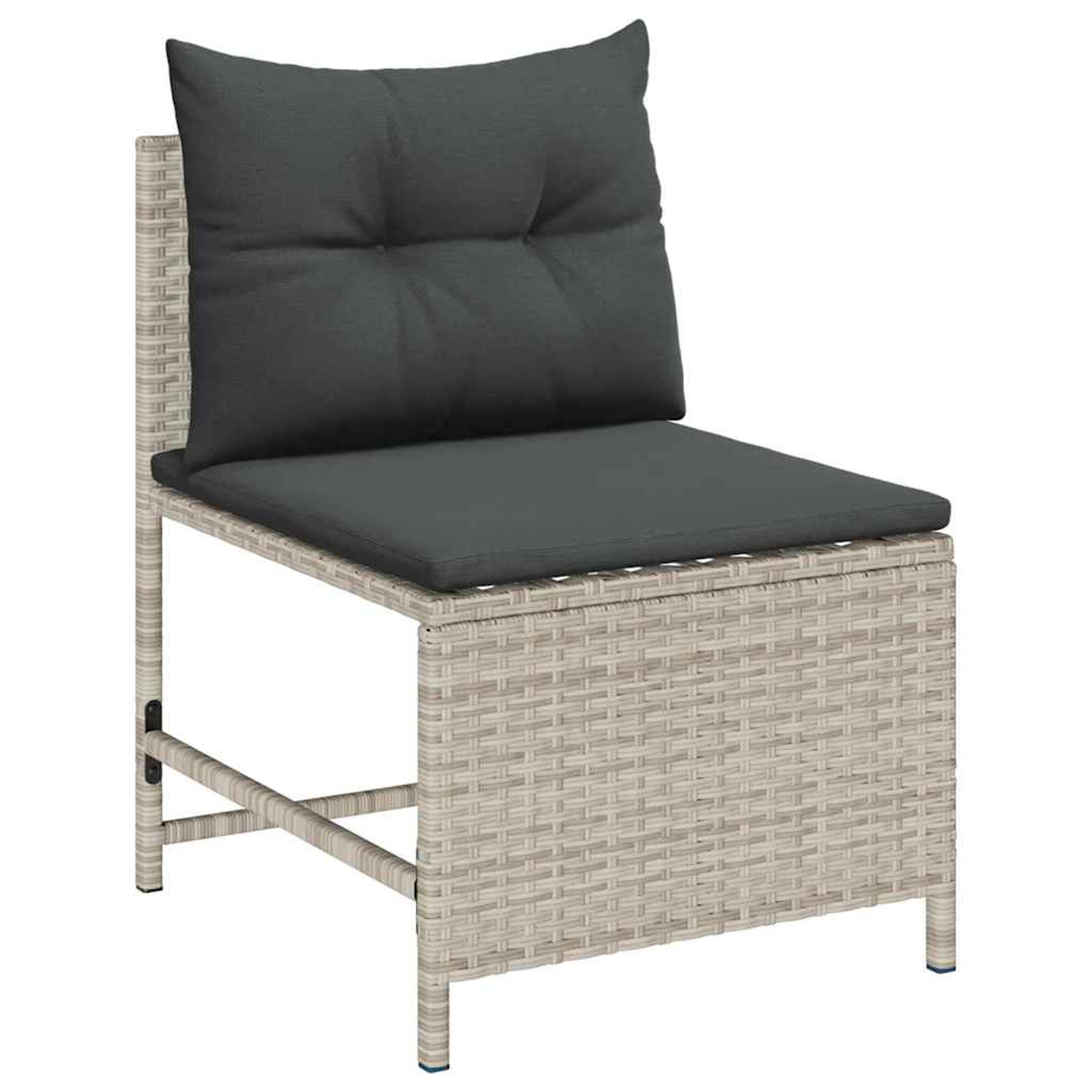 Ein Stuhl im Wicker-Stil mit einem dunkelgrauen Kissen und einer Rückenlehne. Der Stuhl hat ein hellbeiges Gestell.
