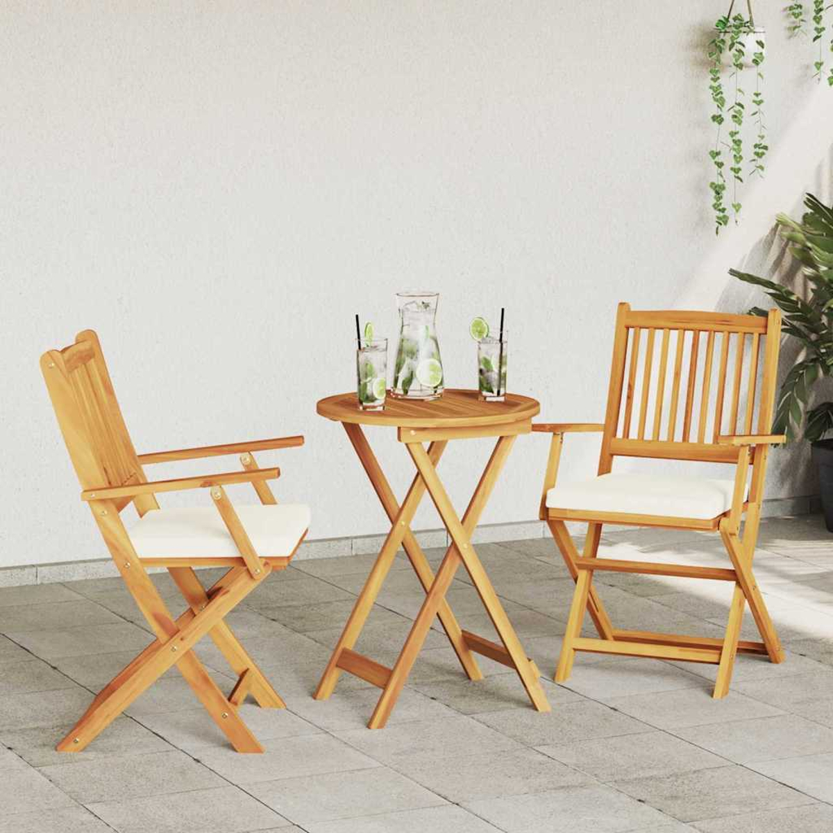 Holz-Terrassenset mit zwei Stühlen, einem kleinen Tisch mit Getränken und einer weißen Wand im Hintergrund.