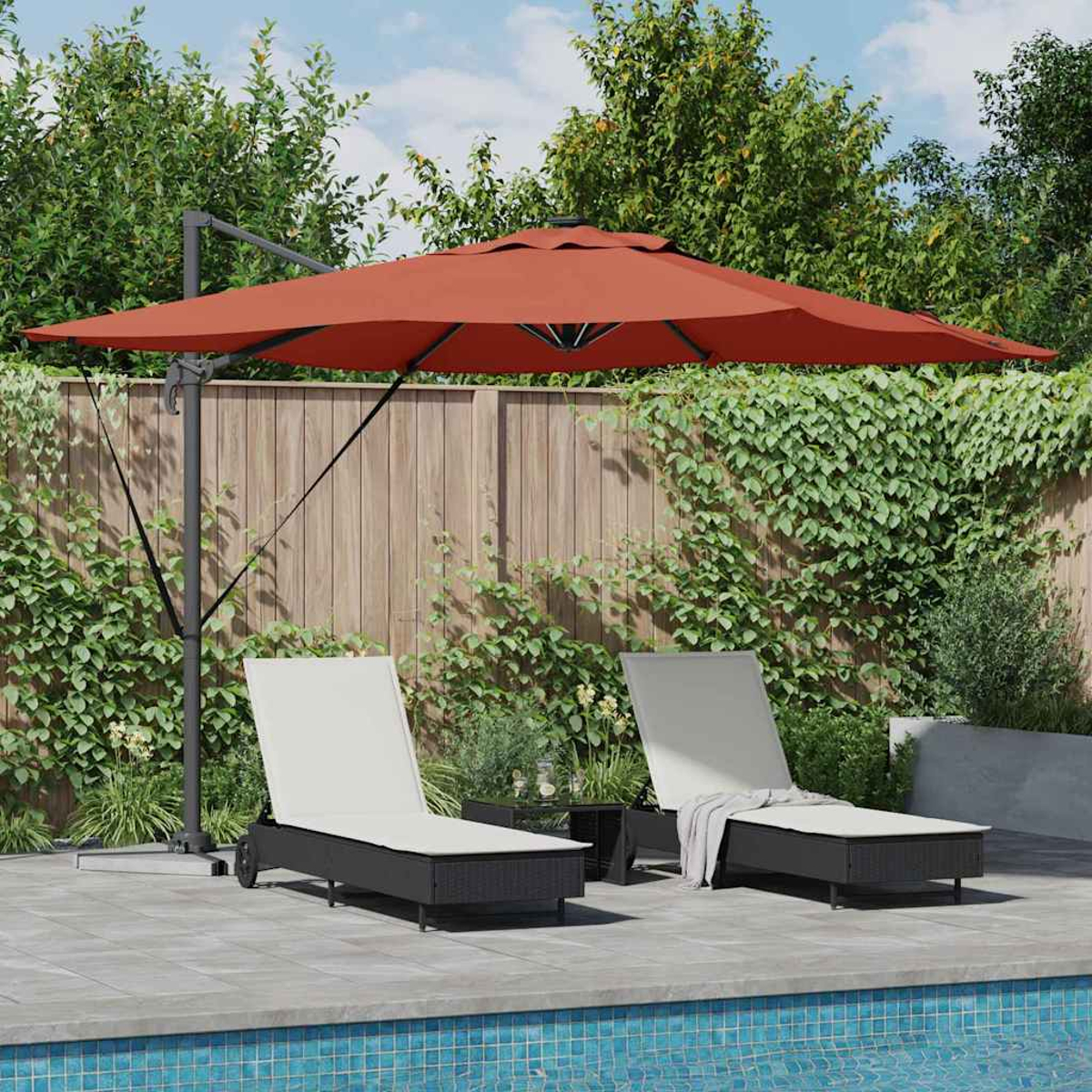 Szene im Freien mit einem orangefarbenen Sonnenschirm über zwei Liegestühlen, einem kleinen Tisch und einem Swimmingpool im Vordergrund.