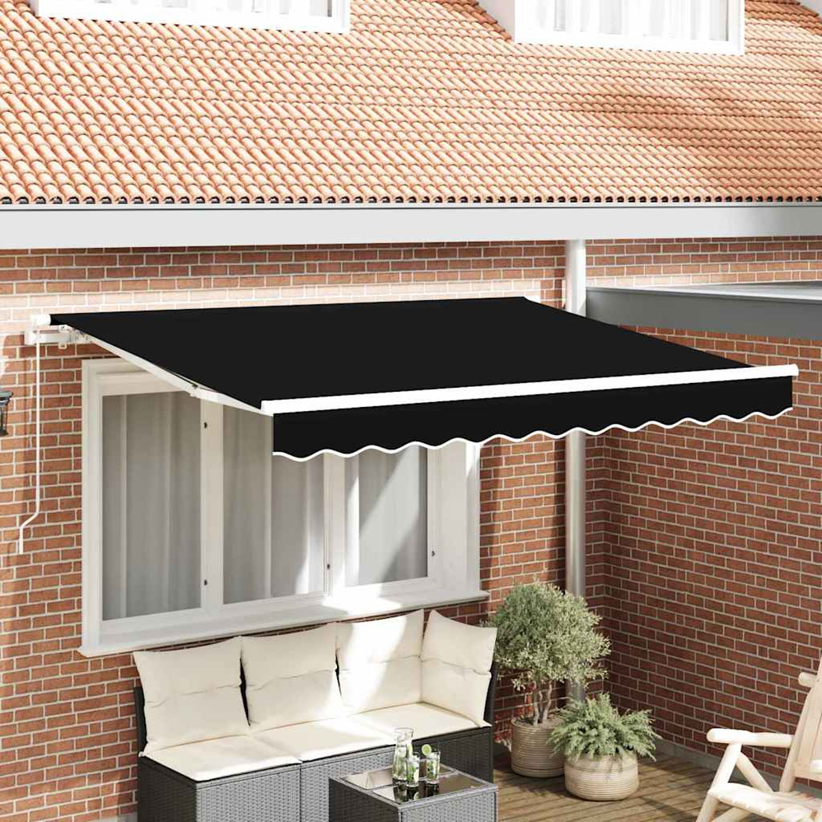 Toldo negro sobre una ventana con marco blanco. Pared de ladrillo, tejado de tejas rojas y muebles de exterior completan la escena.