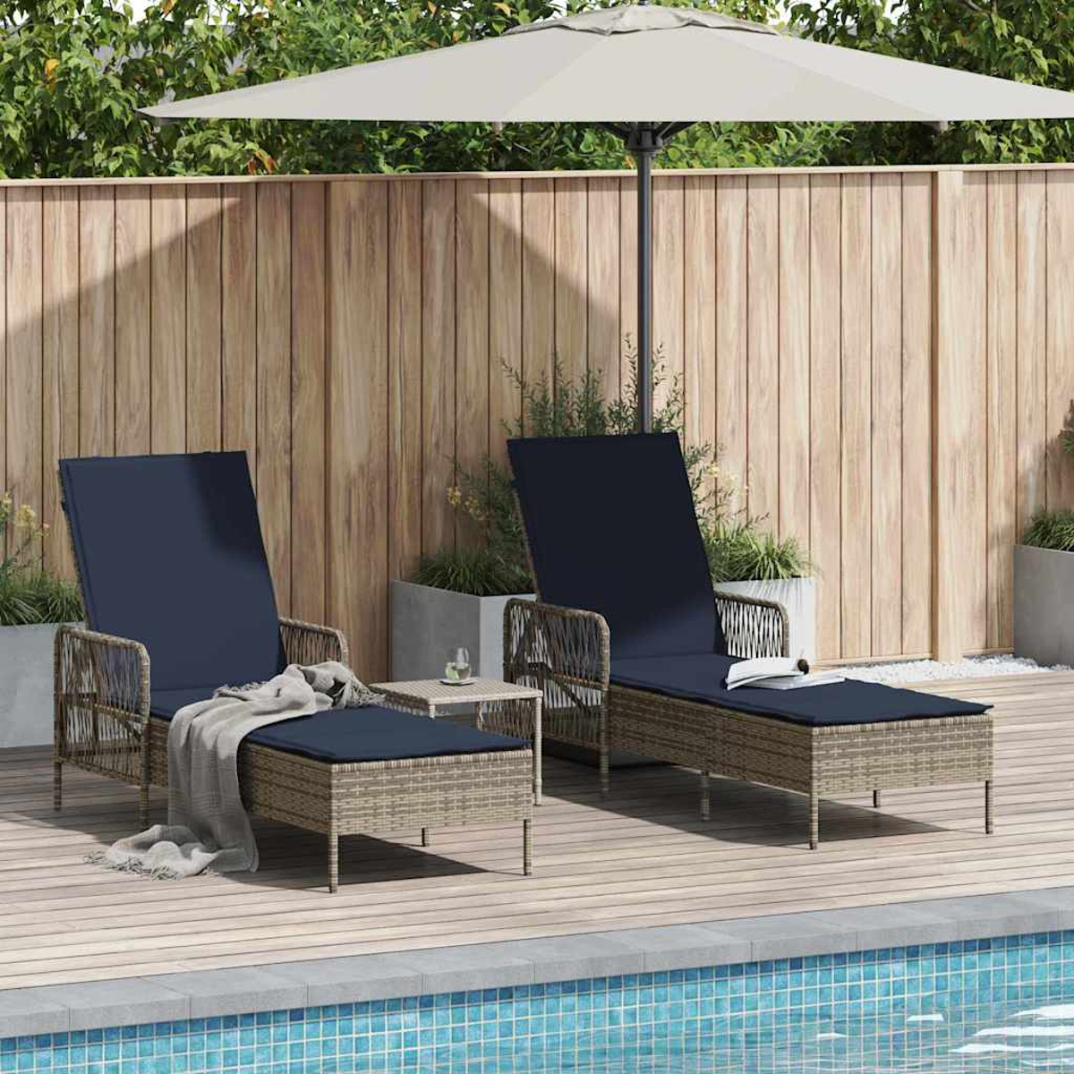 Zwei marineblaue gepolsterte Liegestühle, ein kleiner Tisch und ein Sonnenschirm auf einem Holzdeck in der Nähe eines Pools.