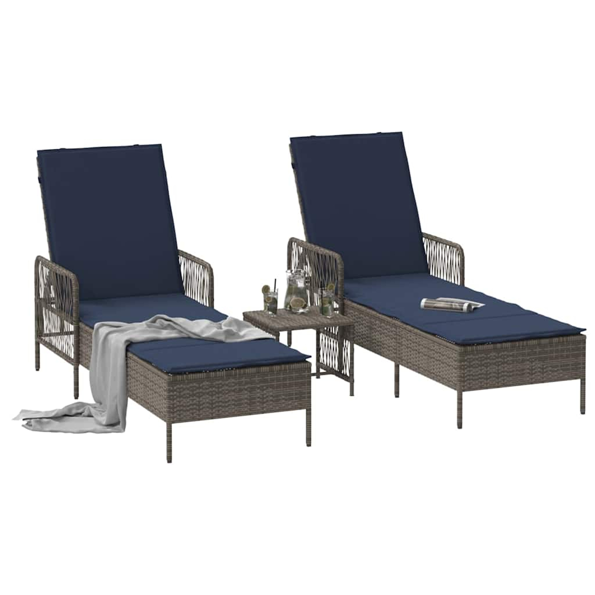 Zwei Rattan-Liegestühle mit marineblauen Kissen und einem kleinen Tisch mit Getränken. Eine Decke und eine Zeitung liegen auf den Liegen.