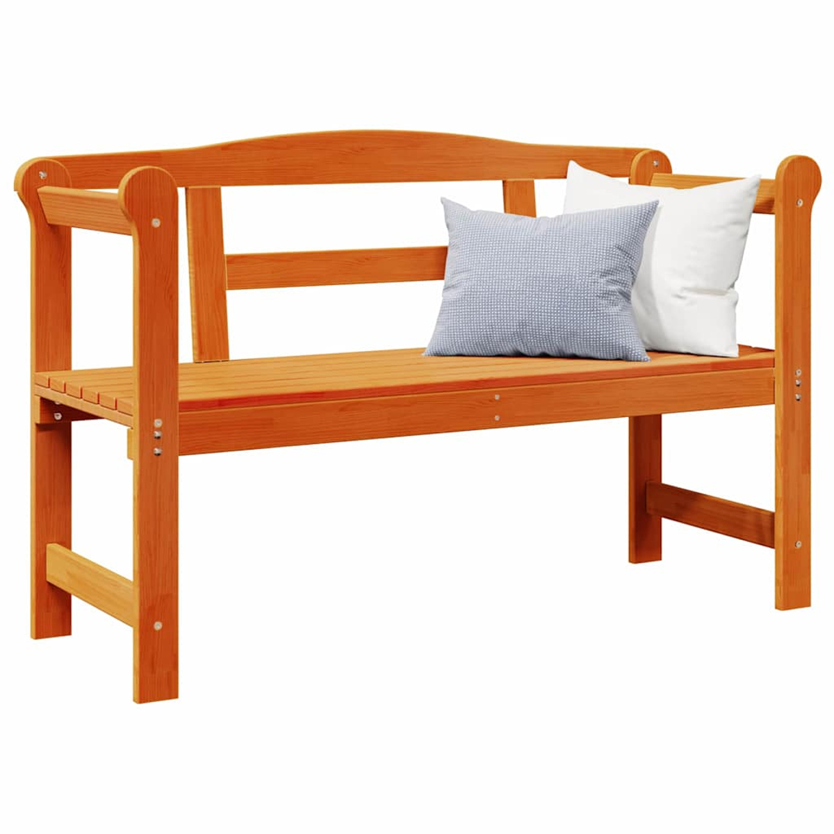Banco de madera con dos almohadas. Una es blanca, la otra azul y estampada. El banco tiene reposabrazos y respaldo.