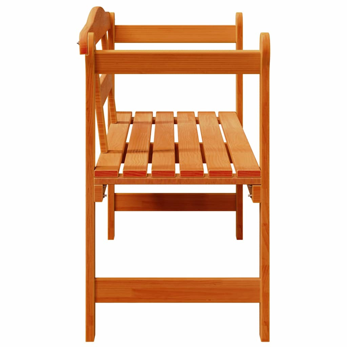 Banco de madera con asiento y respaldo de listones. El banco es de color marrón claro y está sobre fondo blanco.