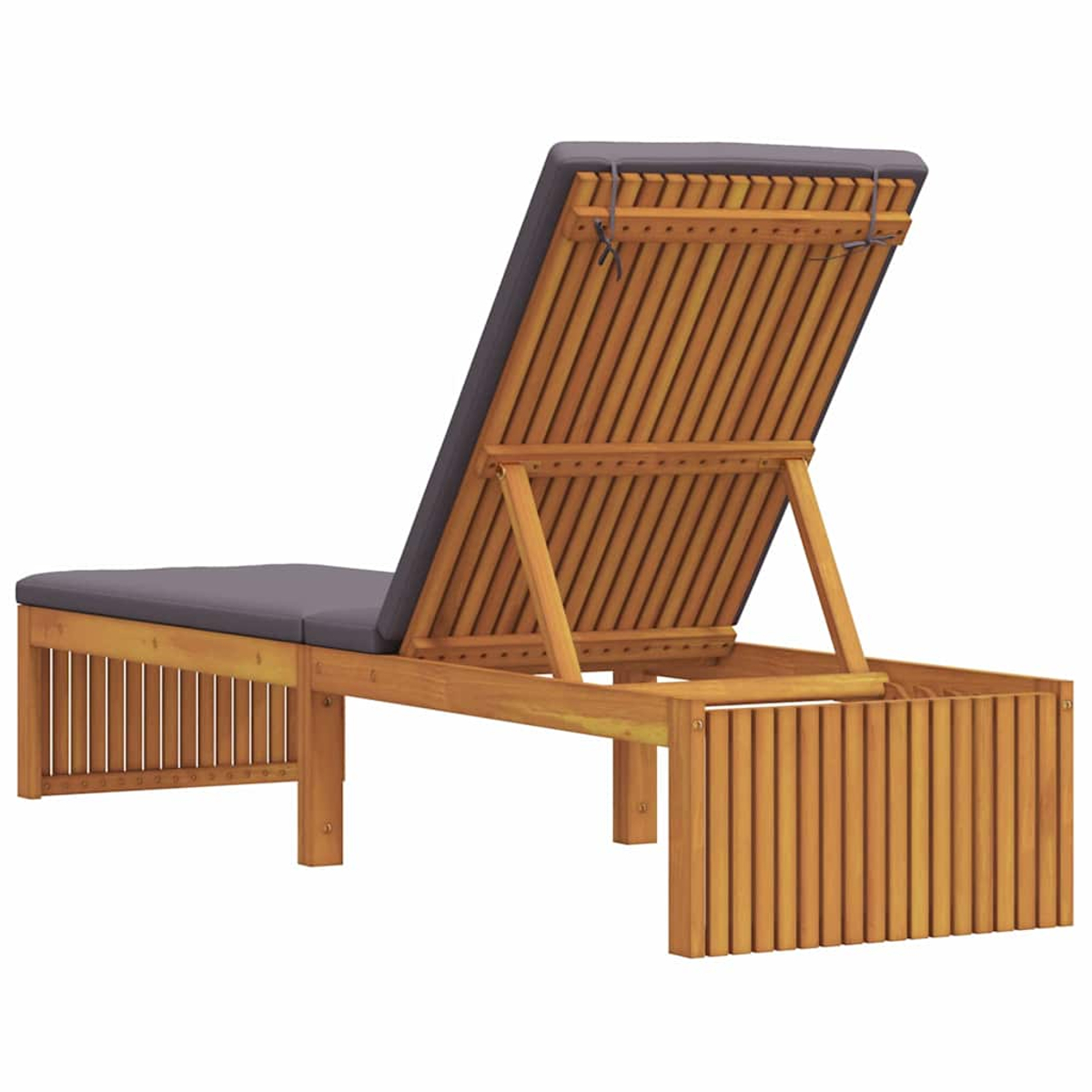 Sonnenliege aus Holz mit grauem Kissen. Die Rückenlehne ist hochgeklappt. Der Rahmen ist aus Holz und das Kissen grau.