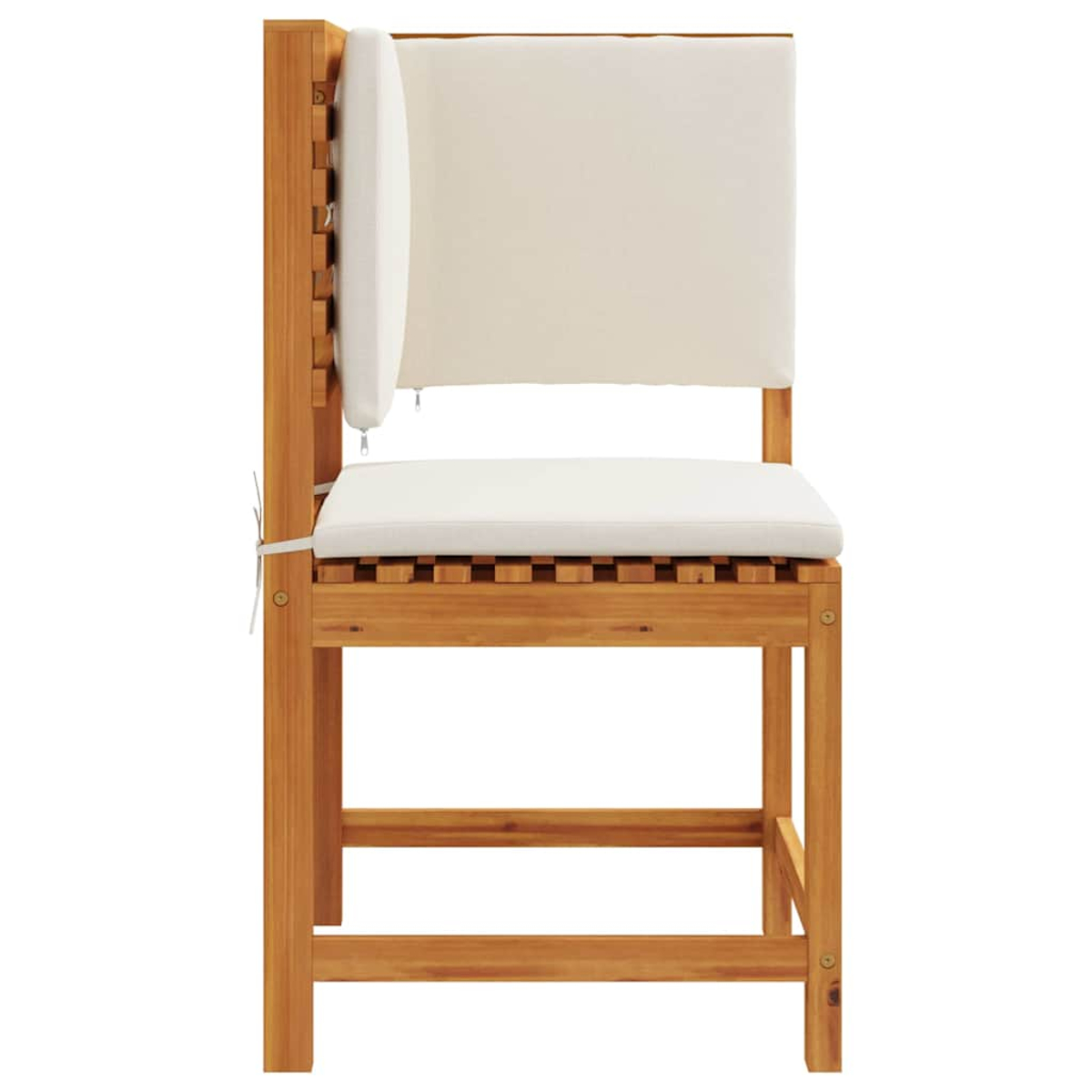 Silla de madera con cojines crema. La silla es de madera y tiene respaldo. Cojines en asiento y respaldo.