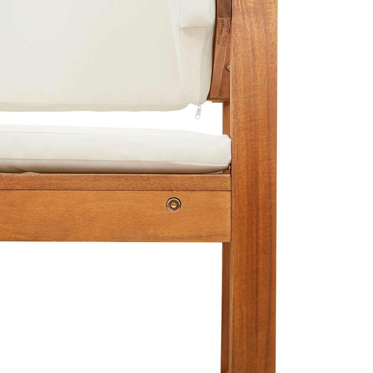 Primer plano de un marco de silla de madera con cojines blancos. El marco es marrón y tiene un tornillo visible. Los cojines son de color crema.