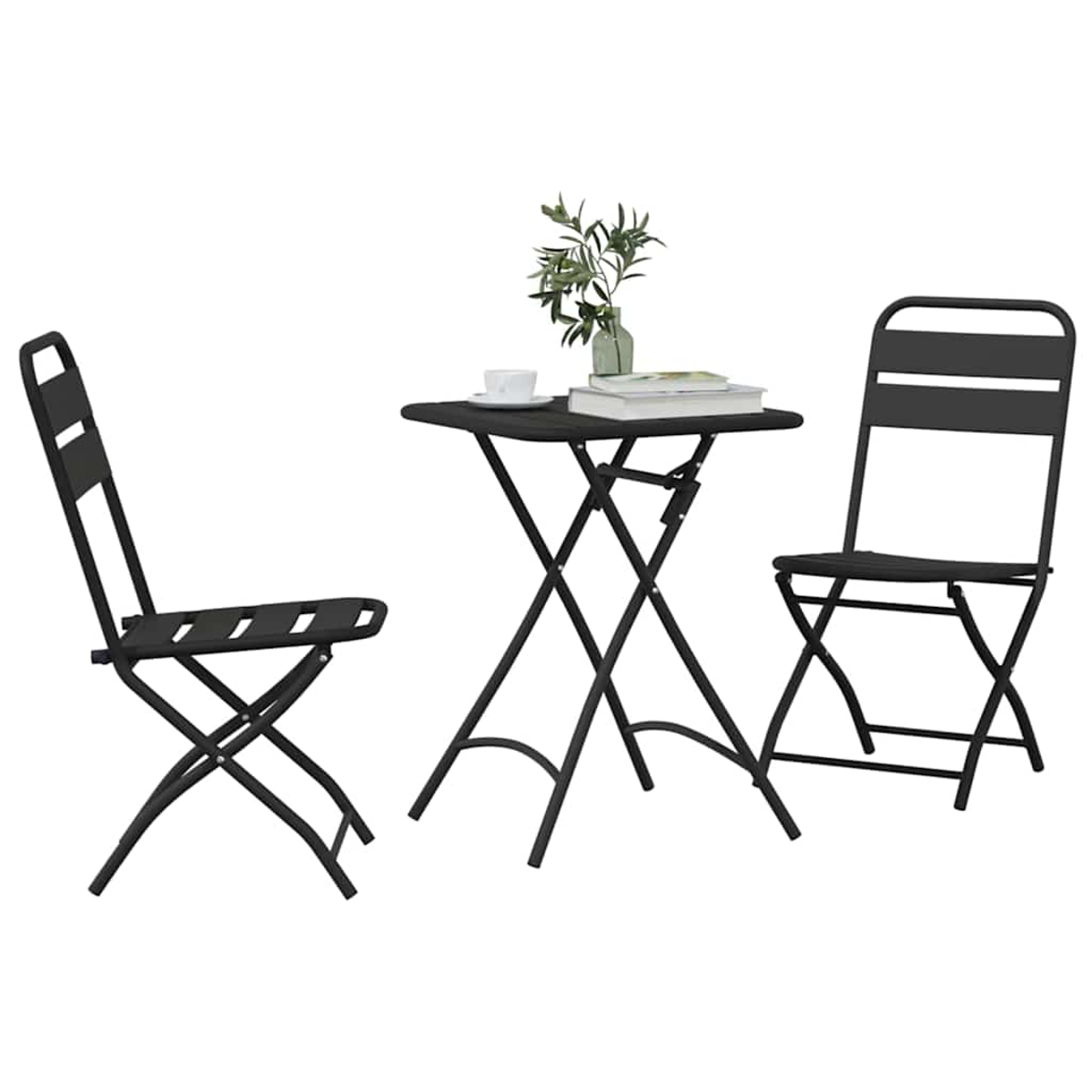 Ein schwarzes Bistro-Set mit zwei Stühlen und einem kleinen Tisch. Eine Vase mit Grün und eine Tasse stehen auf dem Tisch.