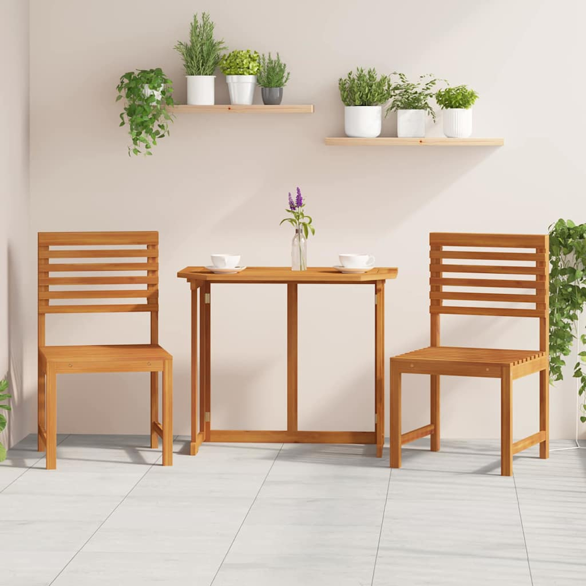 Holztisch und Stühle mit Pflanzen auf Regalen. Zwei weiße Tassen auf dem Tisch. Hängende grüne Pflanzen. Fliesenboden.