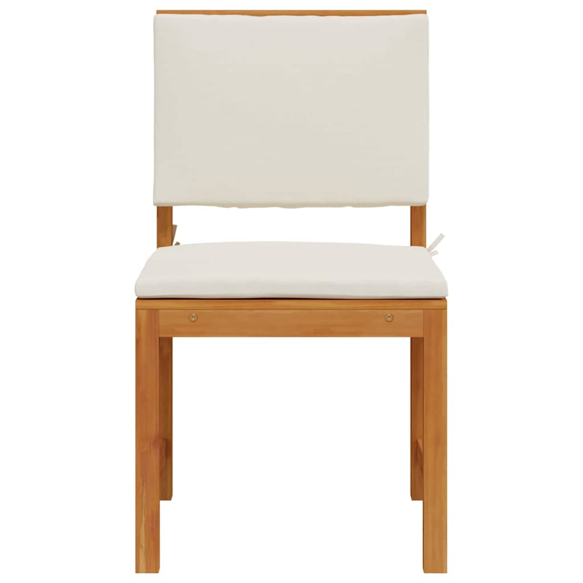 Ein Holzstuhl mit weißem Sitz- und Rückenkissen. Der Stuhl steht vor einem weißen Hintergrund. Das Holz ist hellbraun.