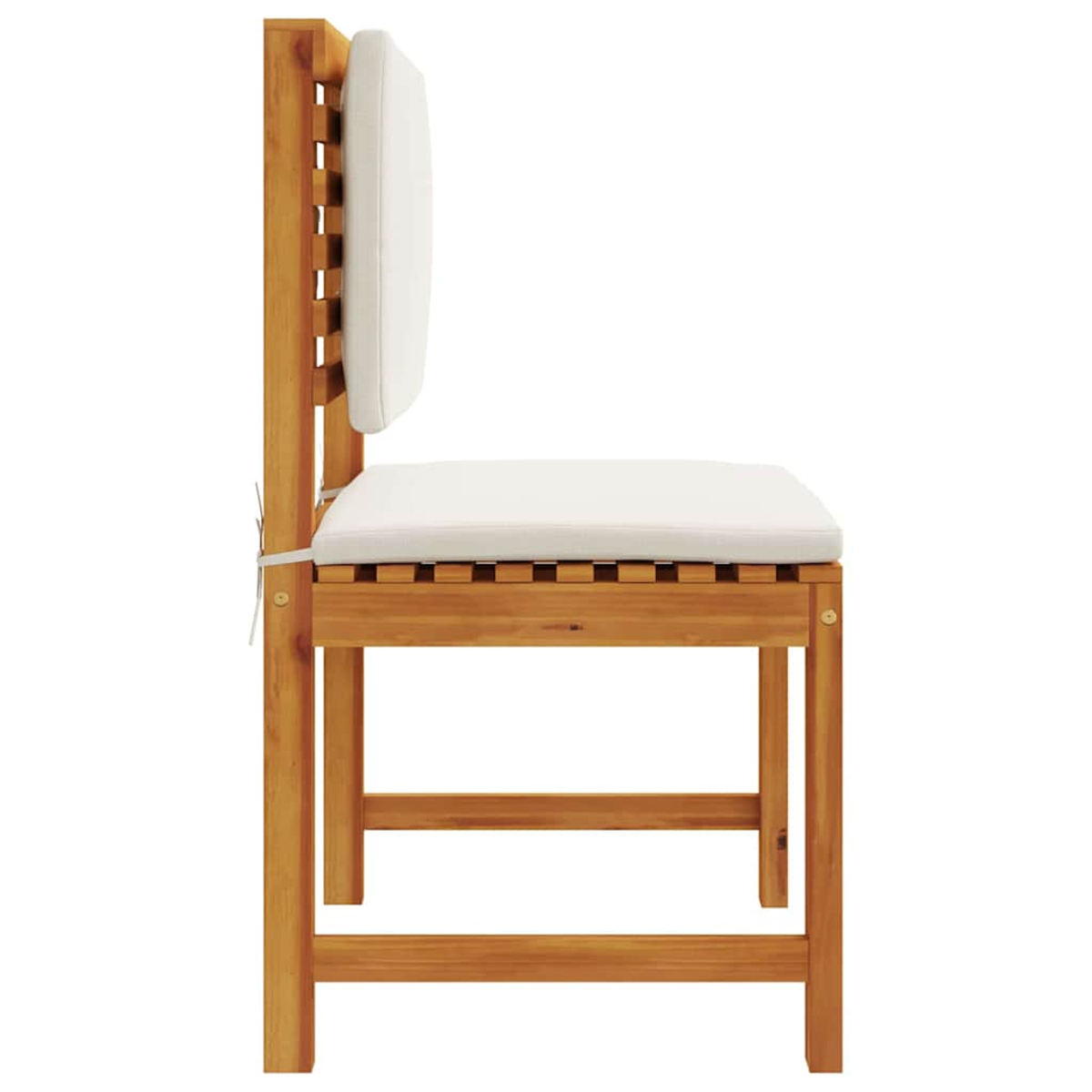 Holzstuhl mit weißem Kissen. Er hat eine Lattenlehne und ein Sitzkissen. Der Stuhl ist hellbraun und das Kissen ist weiß.