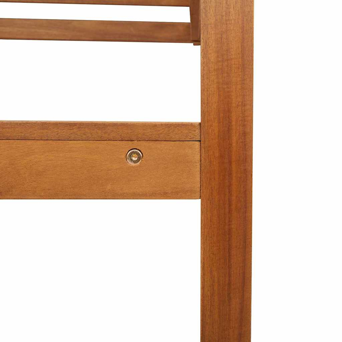 Nahaufnahme einer Holzeckmöbels. Sichtbar ist ein Holzbein, eine horizontale Stütze und ein Schraubendetail. Braune Farbe.