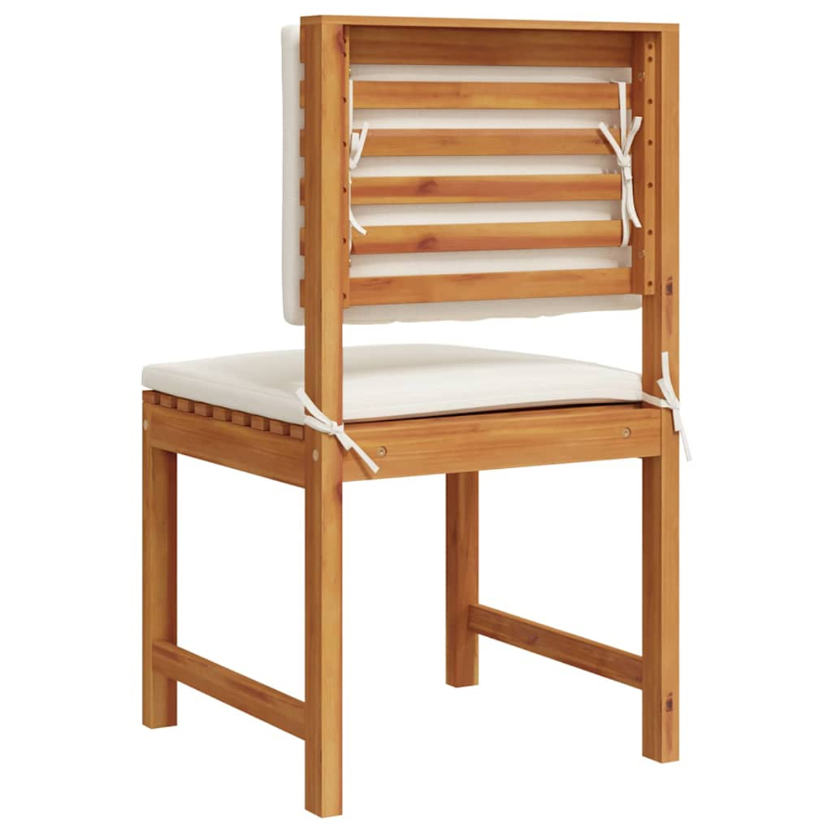 Holzstuhl mit weißen Kissen. Der Stuhl hat eine Lamellenlehne und einen rechteckigen Sitz. Weiße Bänder sichern die Kissen.