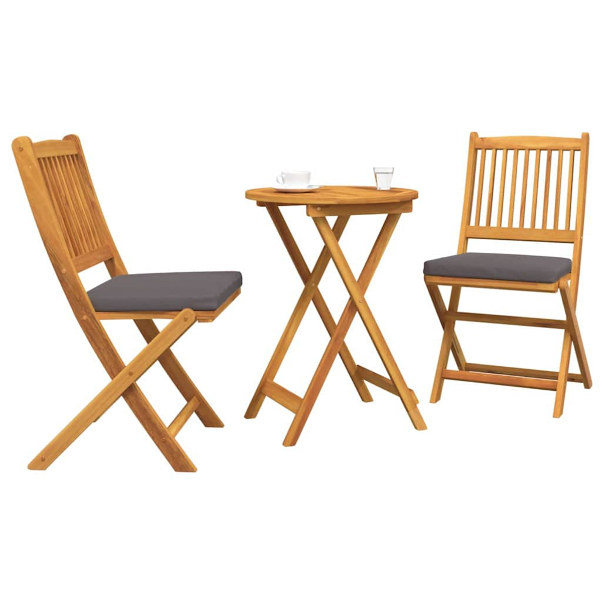 Holz-Bistro-Set für draußen: zwei Stühle mit grauen Kissen und ein runder Tisch mit Tasse und Glas. Weißer Hintergrund.