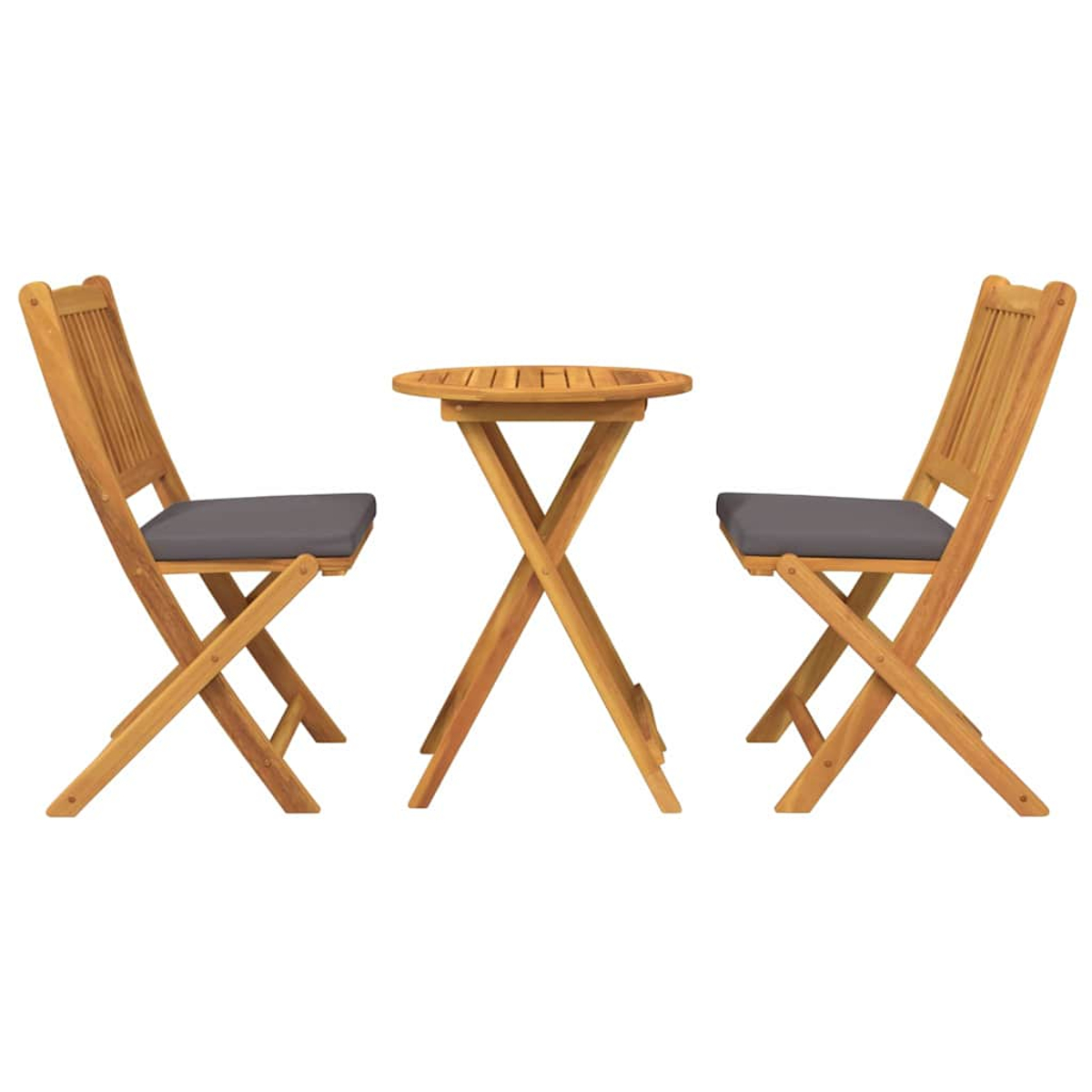 Holz-Gartentisch und Stühle-Set. Zwei Stühle mit grauen Kissen flankieren einen runden Tisch. Alle sind auf weißem Hintergrund.