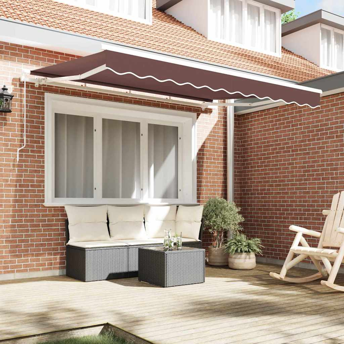 Eine Terrasse mit brauner Markise, grauem Korbsessel, Tisch, Pflanzen und einem hölzernen Schaukelstuhl. Rote Backsteinmauer und Holzboden.
