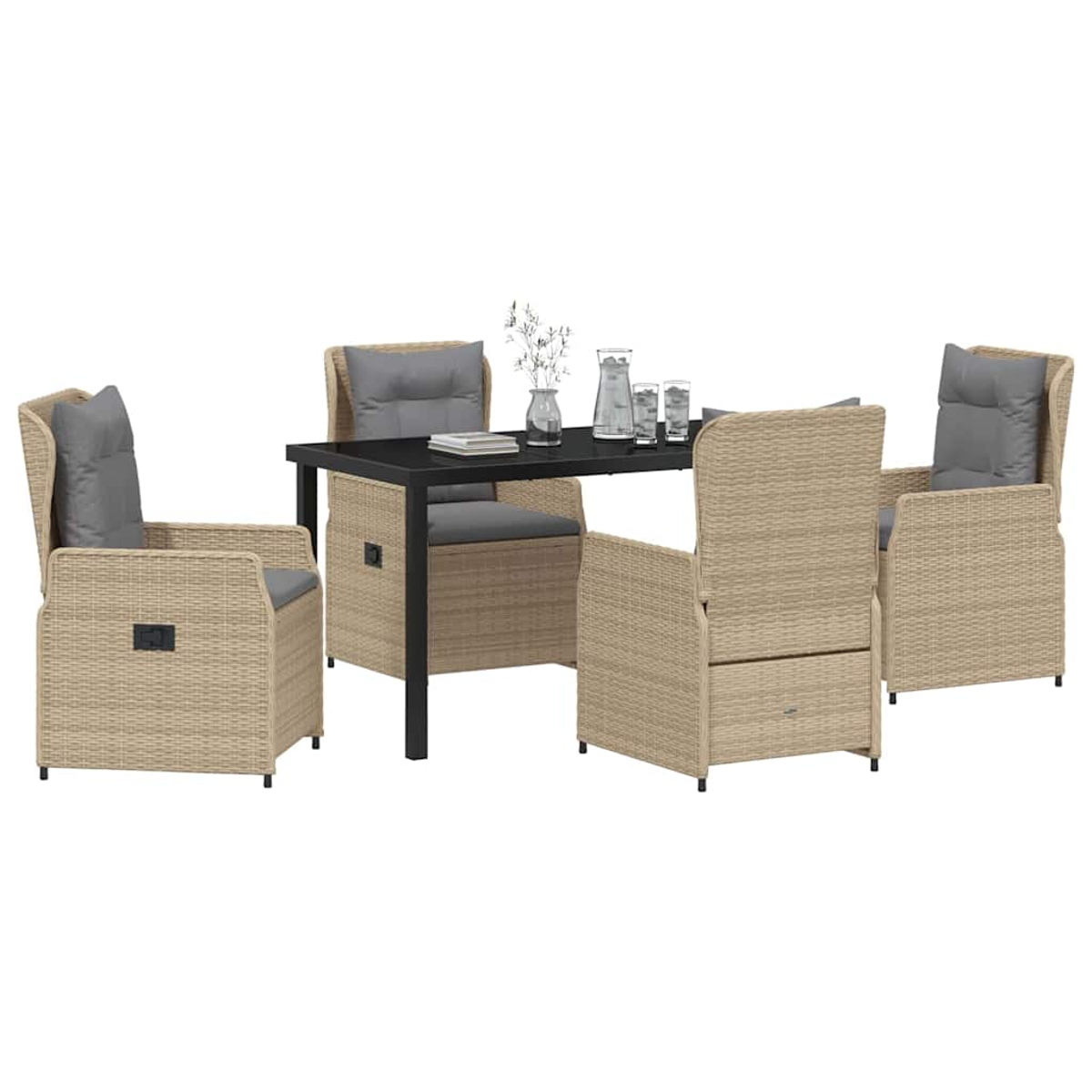 Essgruppe im Freien: Tisch, vier Korbstühle mit grauen Kissen. Glaswaren und Vase mit Blumen auf dem Tisch. Beige und Schwarz.