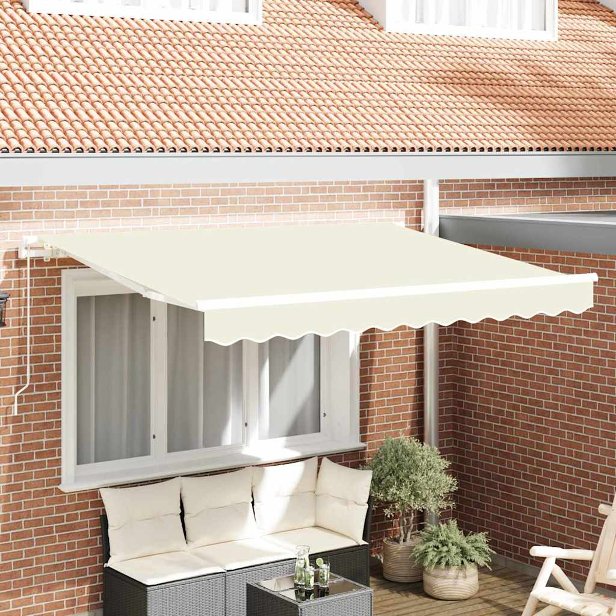 Ein cremefarbenes Sonnensegel erstreckt sich über einem Fenster und einer Terrasse. Eine Ziegelmauer und ein Ziegeldach sind im Hintergrund zu sehen.