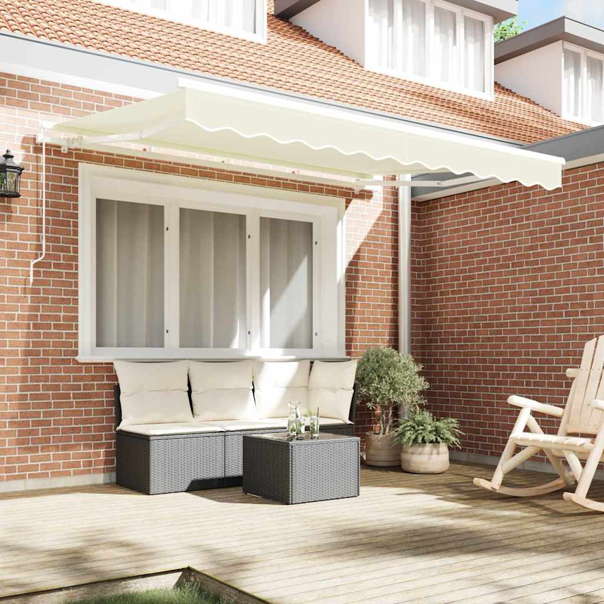 Eine Terrasse mit cremefarbenem Vordach, Backsteinmauer, Gartenmöbeln und einem Schaukelstuhl. Pflanzen sind ebenfalls vorhanden.