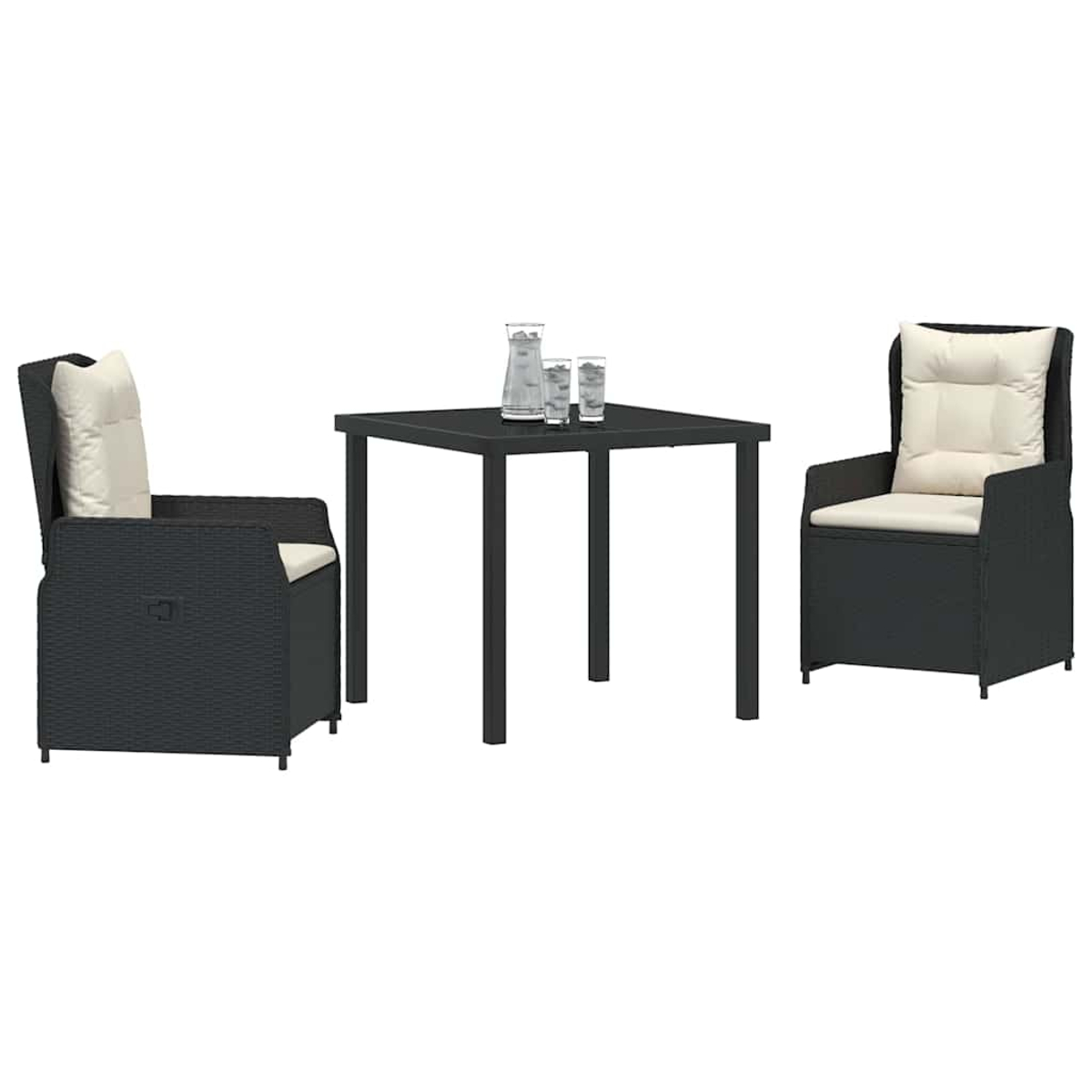 Ein Outdoor-Ess-Set mit Tisch, zwei Stühlen und einem Krug mit Gläsern. Das Set ist schwarz mit cremefarbenen Kissen.
