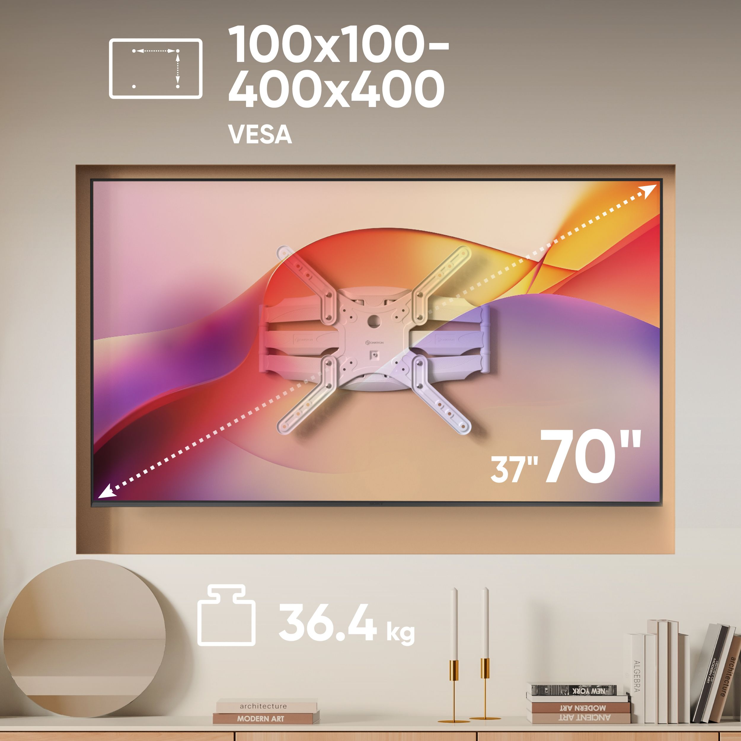 Telewizor jest zamontowany na ścianie. Ma biały wspornik. Poniżej półka z książkami, świecami i lustrem.