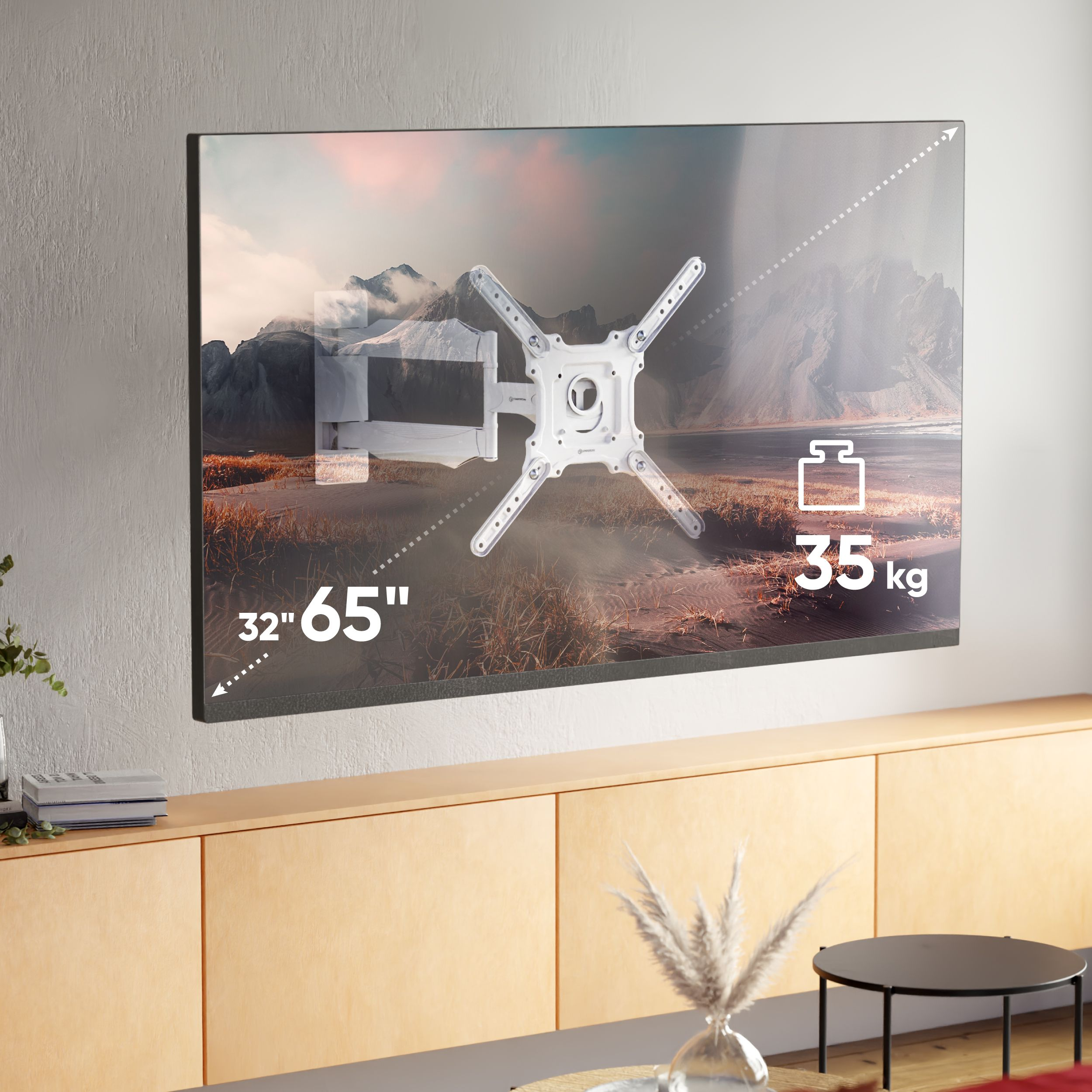 Telewizor zamontowany na ścianie, z białym uchwytem. Ekran przedstawia krajobraz. Napis 32"-65" i 35 kg.