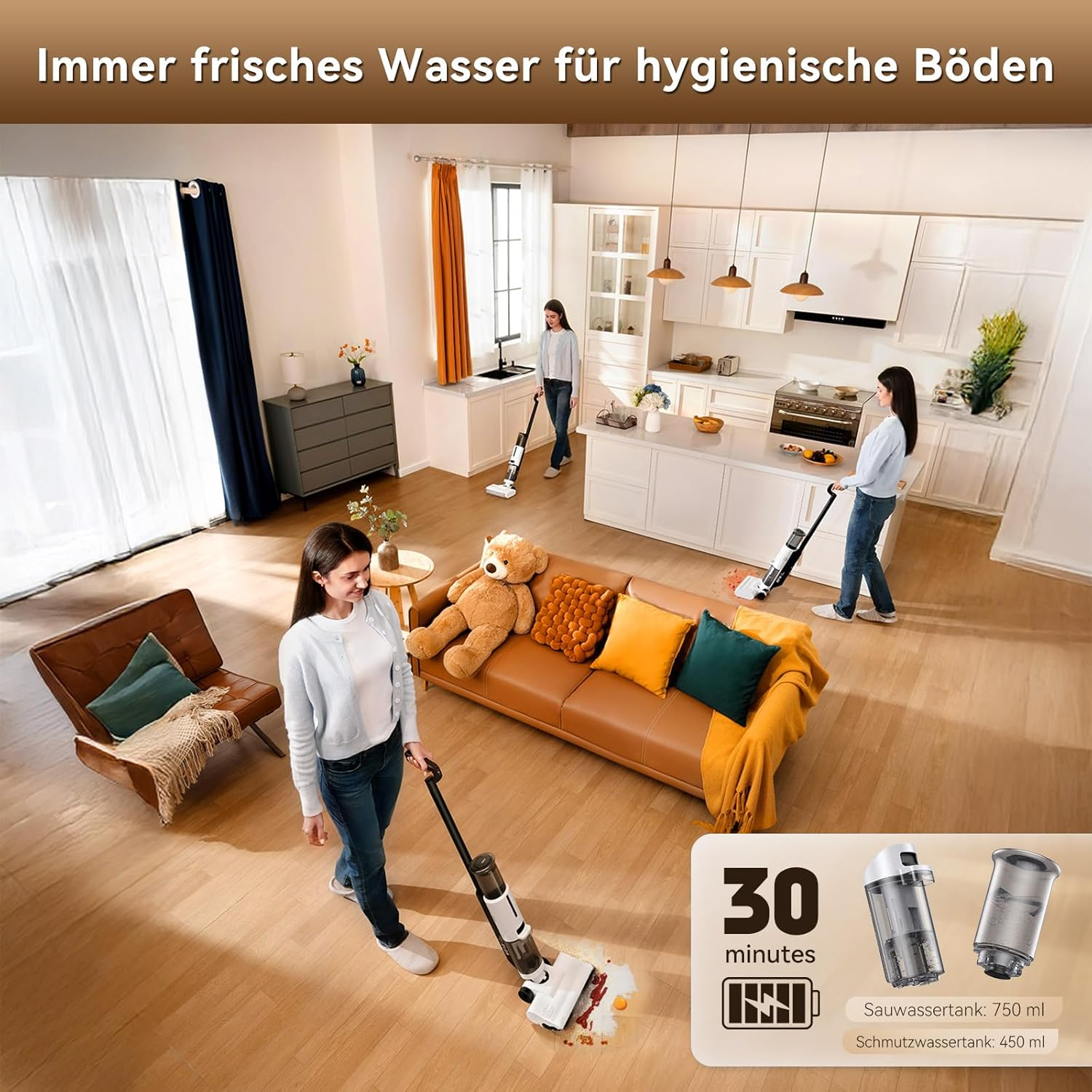 Eine Frau saugt einen Holzboden. Im Hintergrund saugen auch andere Leute. Ein Sofa mit Kissen und ein Teddybär sind sichtbar.