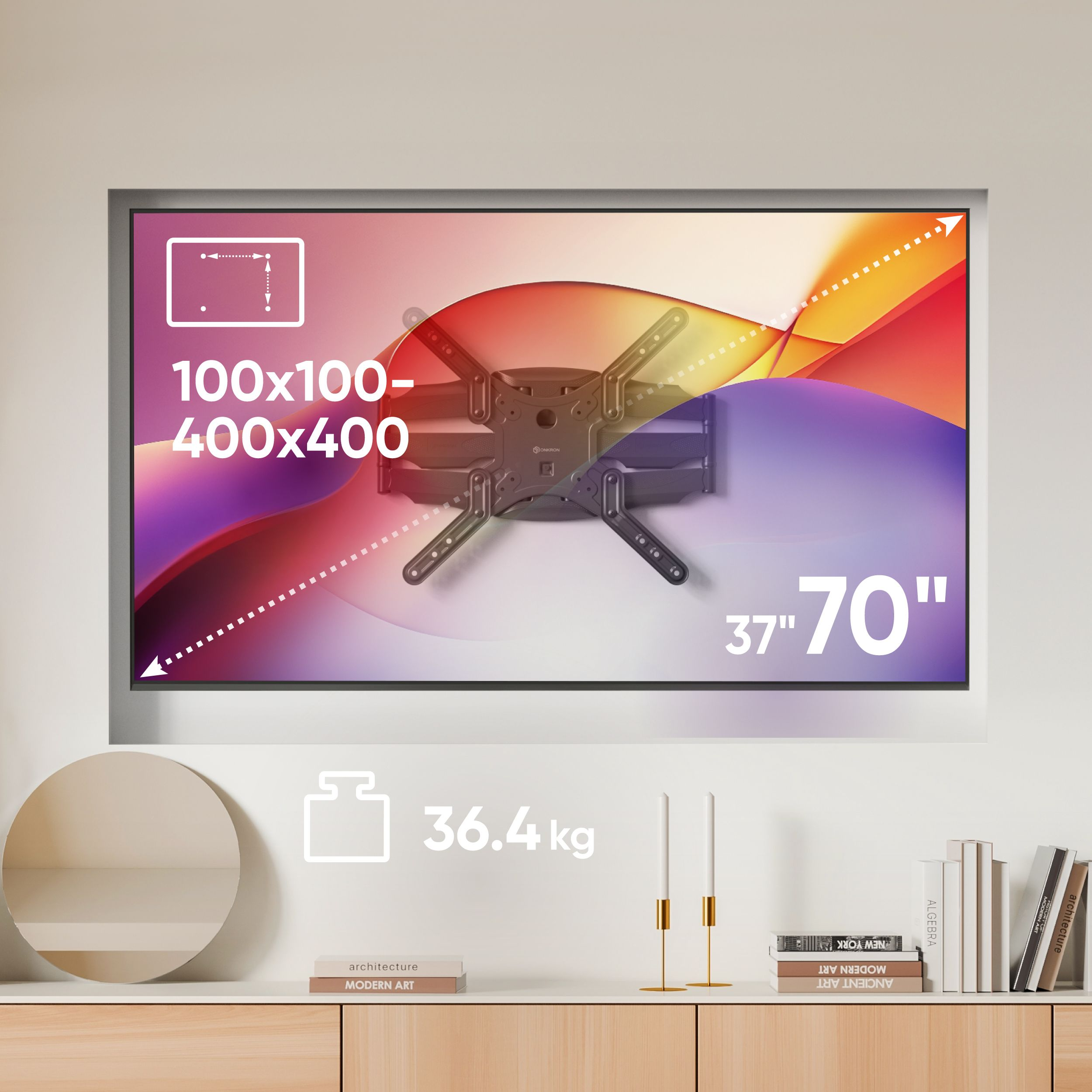 Uchwyt ścienny do telewizora na kolorowym tle, z wymiarami i informacjami o wadze. Książki, świece i lustro na białej szafce.