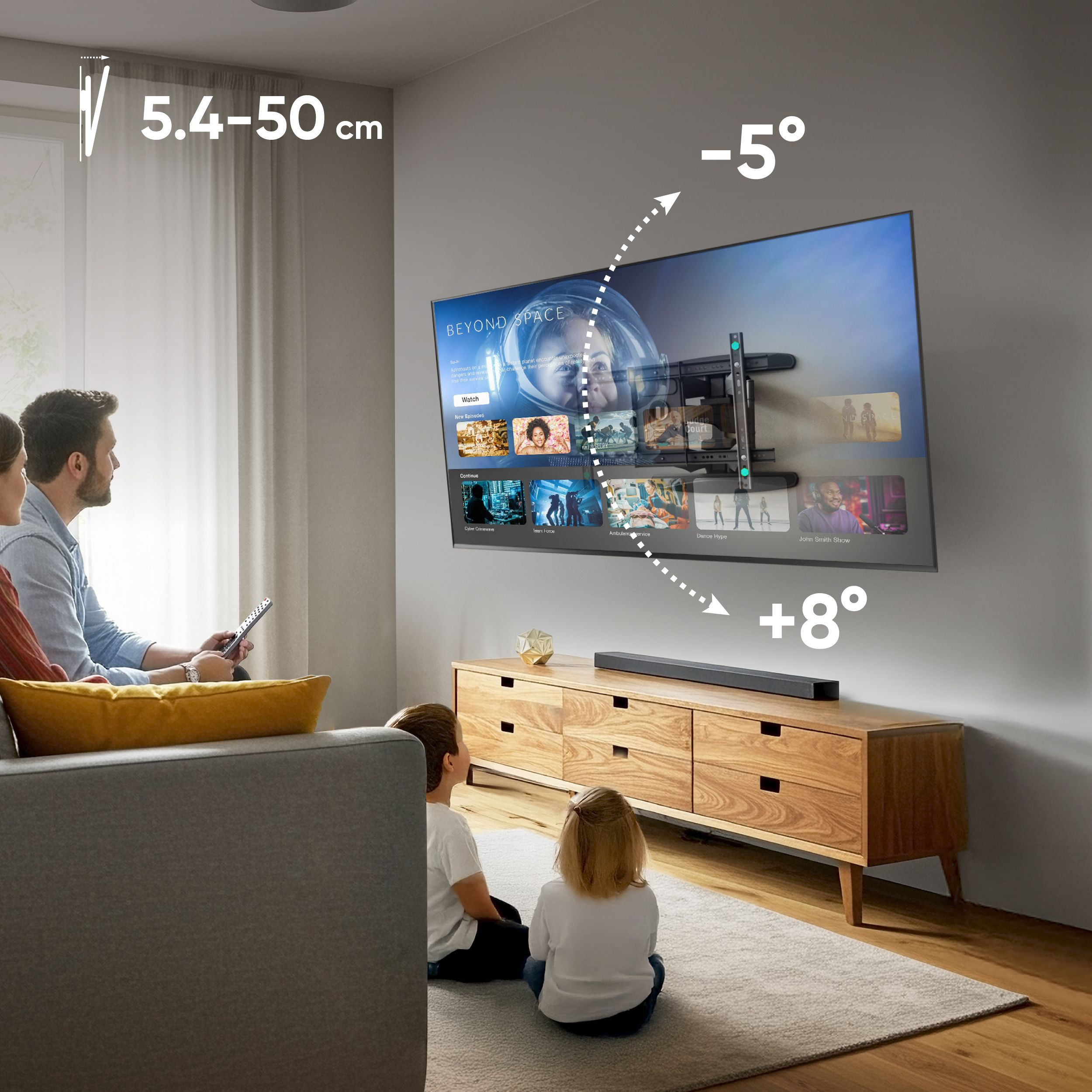 Rodzina ogląda telewizję pochyloną na ścianie. Pod telewizorem znajduje się soundbar. Szafka i dywan są na podłodze.