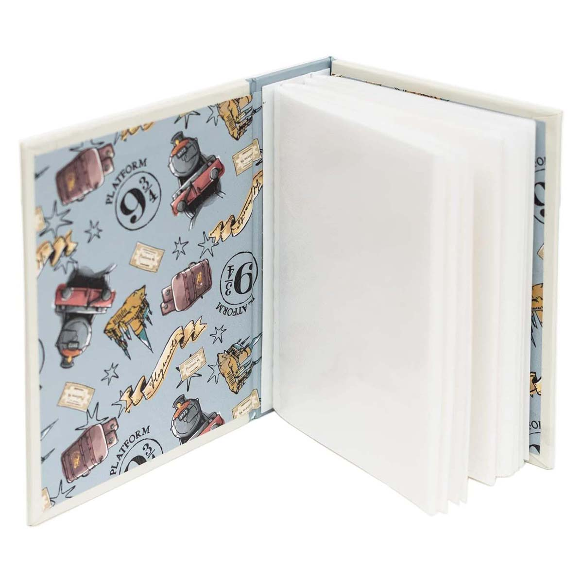 Livre ouvert avec une couverture bleu clair, décoré d'illustrations de trains, bagages et la voie 9 3/4. Pages blanches à l'intérieur.
