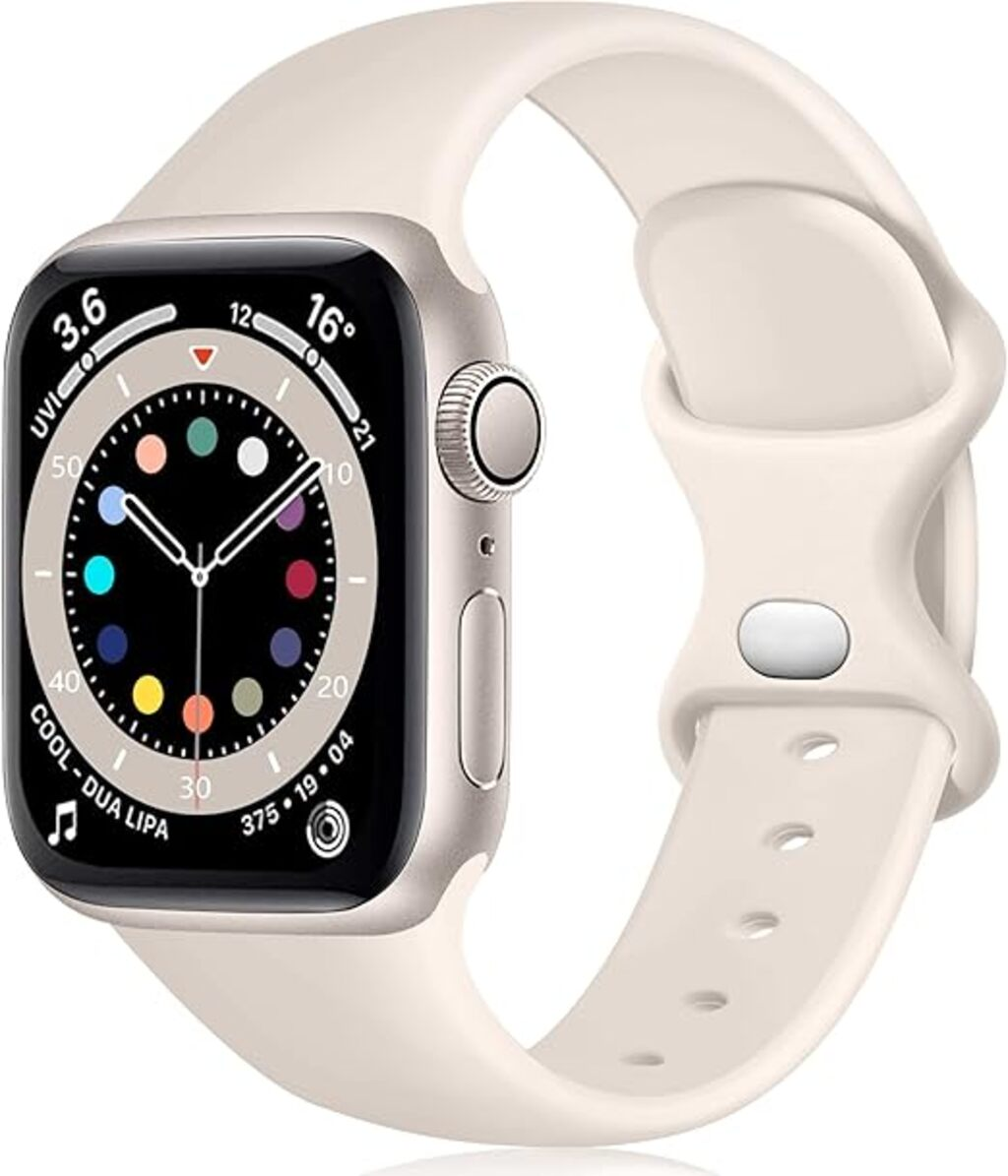 Eine cremefarbene Apple Watch mit passendem Armband. Das Zifferblatt zeigt Zeit und Gesundheitsmetriken. Der Hintergrund ist schlicht.