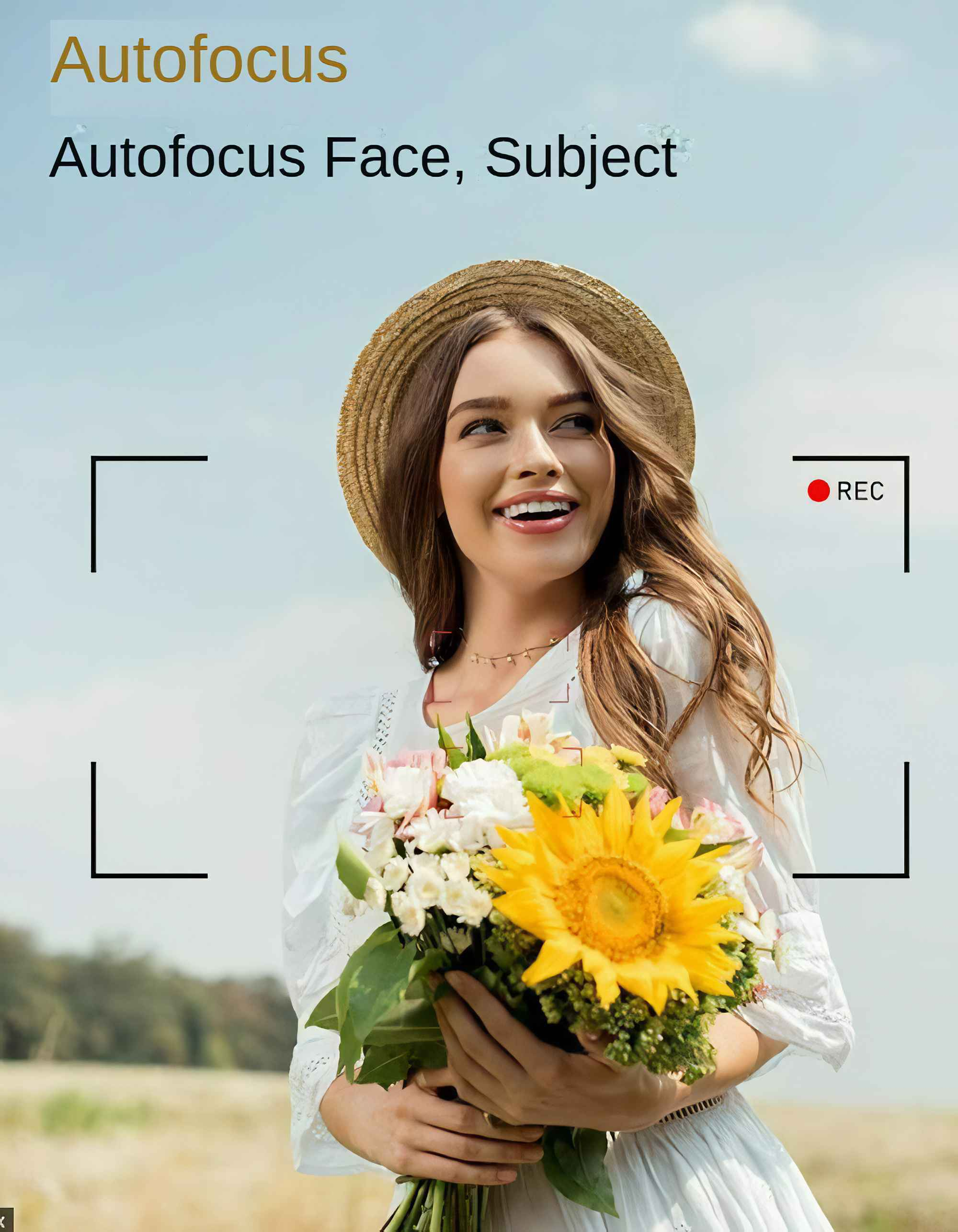 Eine lächelnde Frau mit Hut hält Blumen. Fokusklammern und REC-Symbol sind sichtbar. Himmel und Gras im Hintergrund.