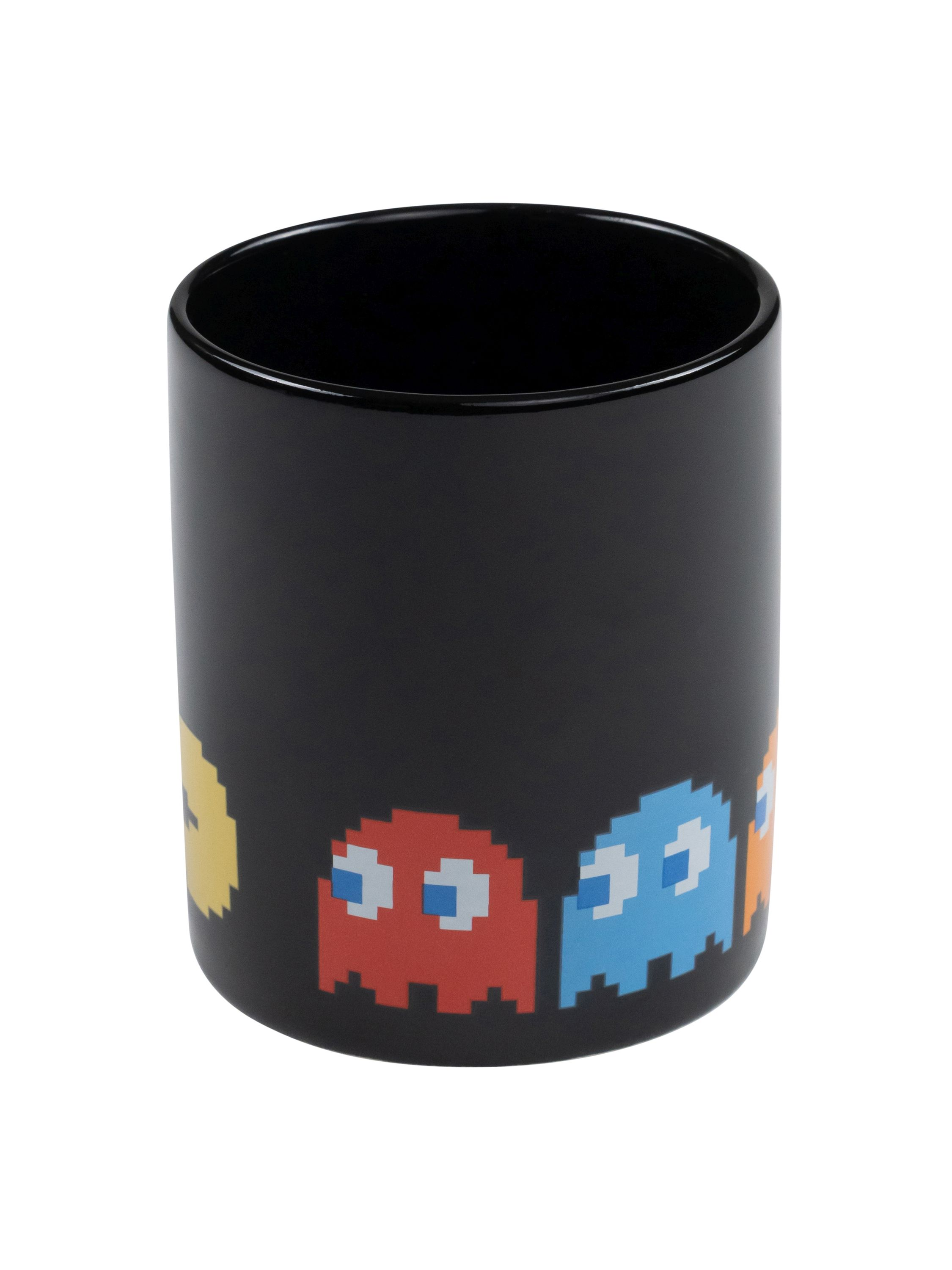 Schwarzer Kaffeebecher mit Pac-Man-Geistern in verschiedenen Farben. Weißer Hintergrund.