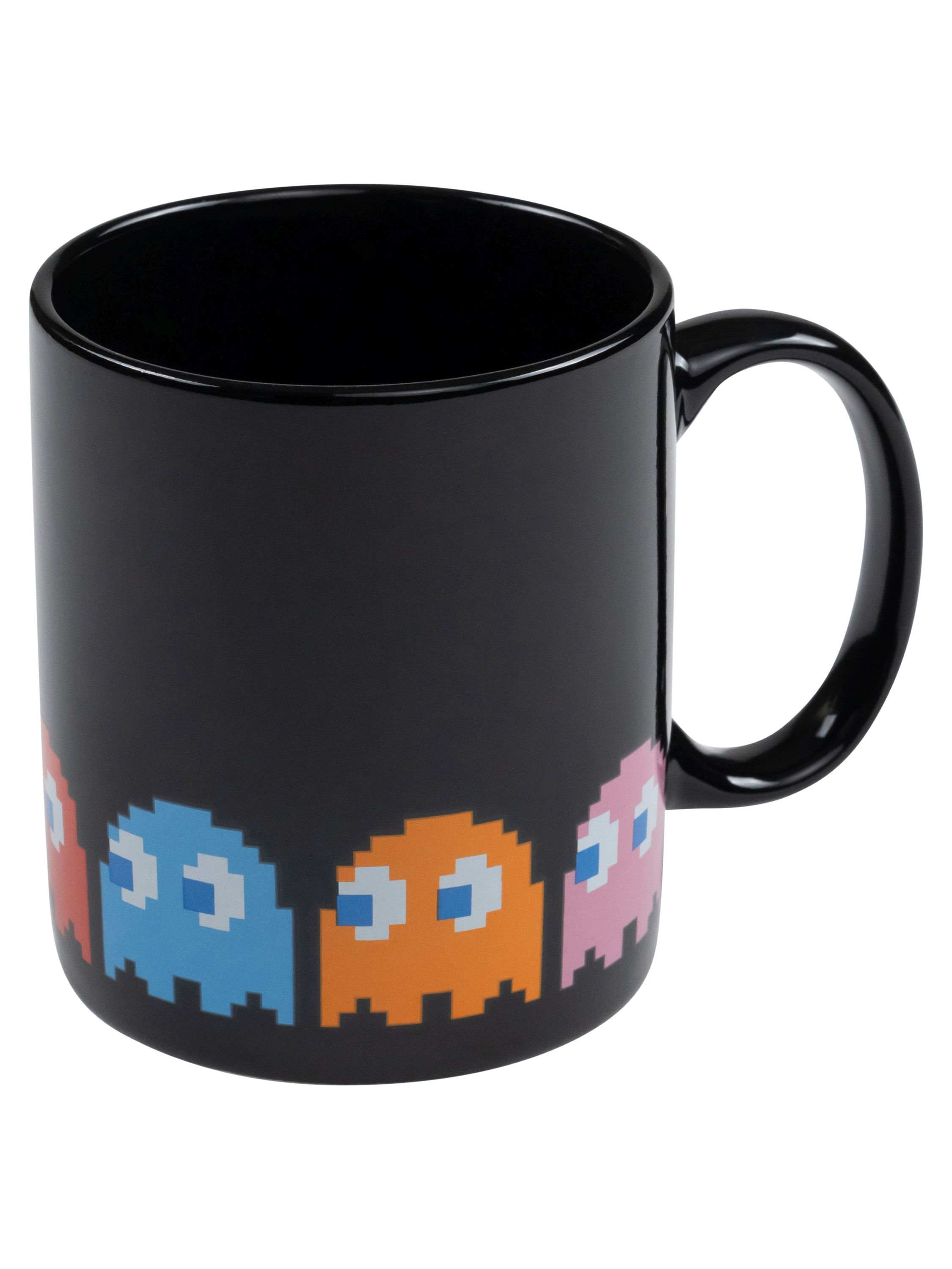 Schwarzer Becher mit Pac-Man-Charakteren. Der Becher hat einen schwarzen Henkel und einen weißen Hintergrund.