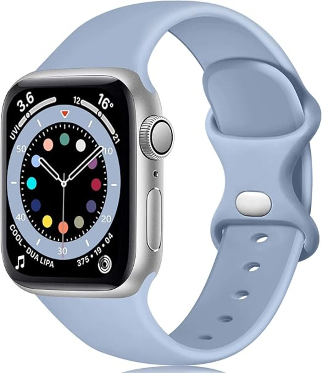Silberne Smartwatch mit hellblauem Armband. Das Zifferblatt zeigt Zeit und verschiedene Metriken an. Das Armband ist verbunden und gebogen.