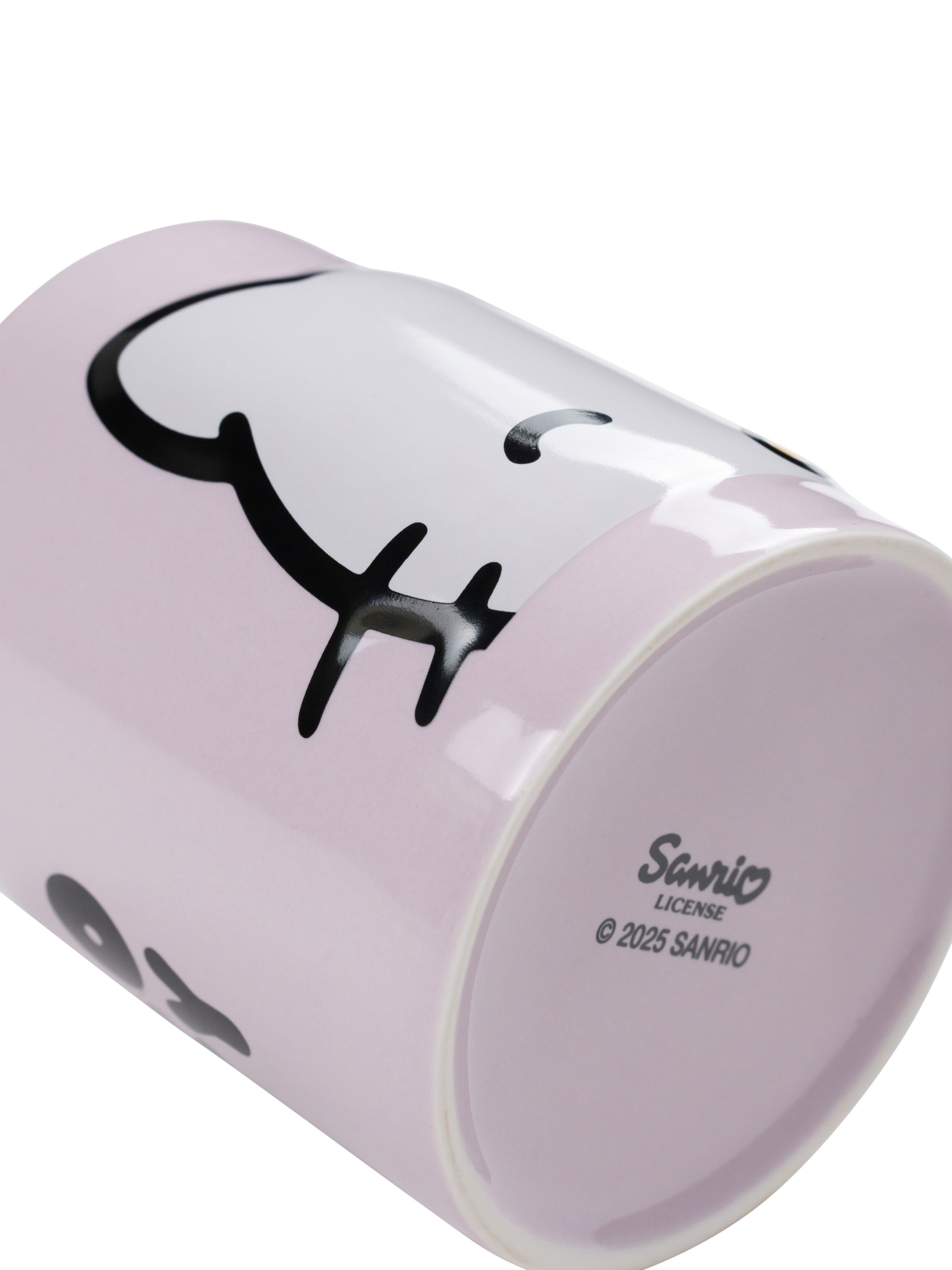 Rosa Hello Kitty Tasse. Schwarze Umrisse des Gesichts. Sanrio-Logo unten. Lizenziert 2025.