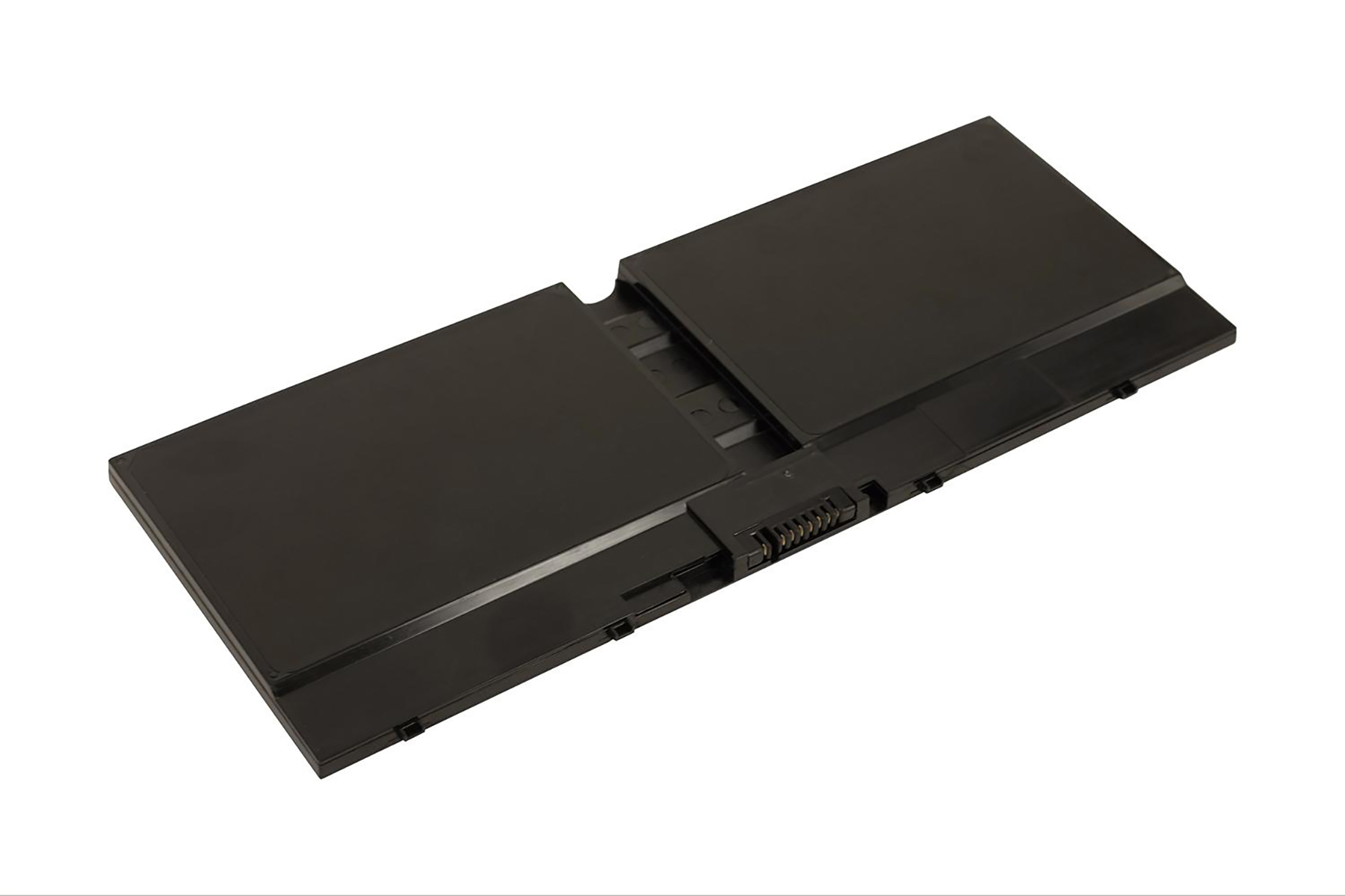 Una batteria nera per laptop su sfondo bianco. Ha una forma rettangolare con un connettore su un lato.