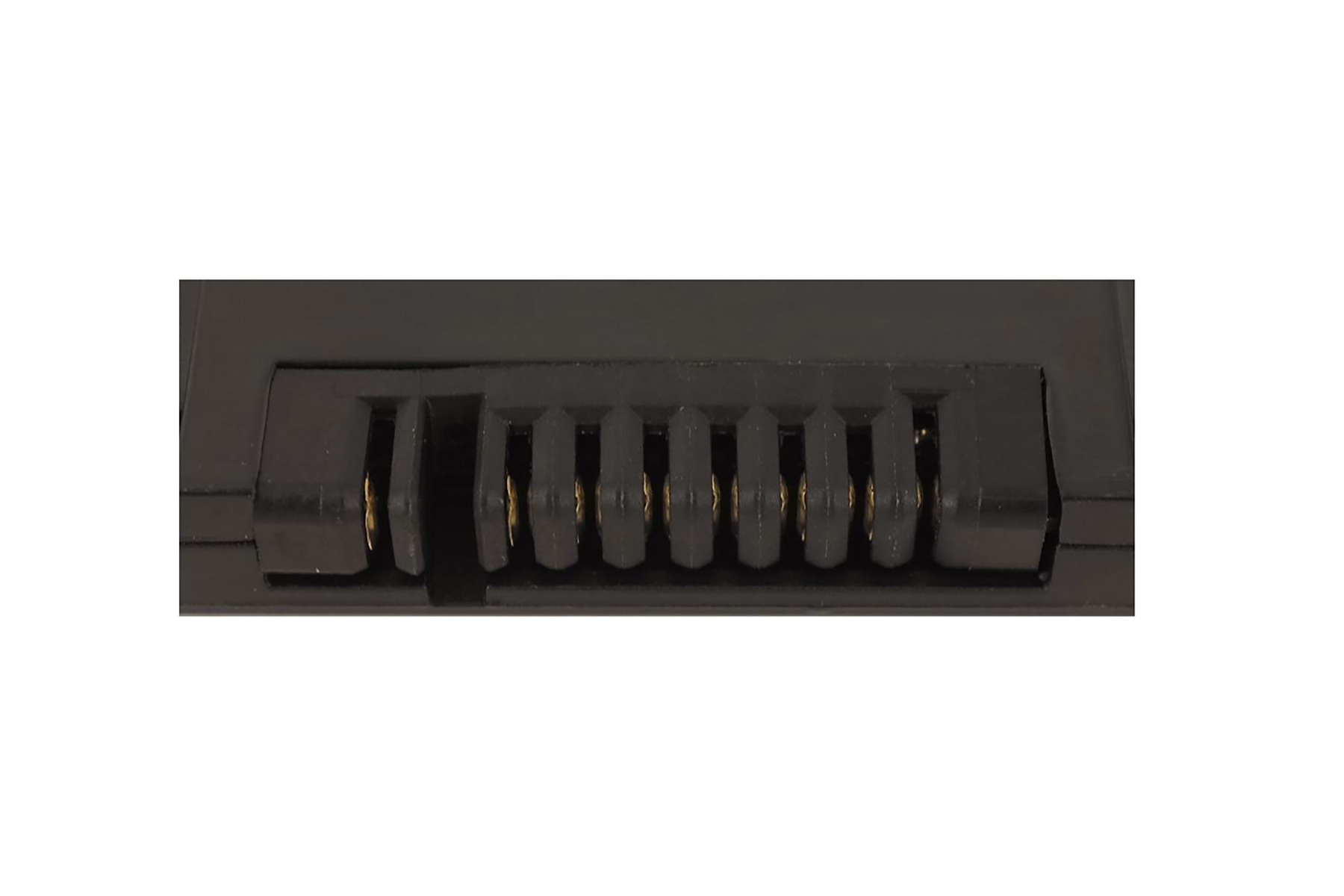 Primo piano di un connettore batteria nero con contatti dorati. Il connettore ha più fessure e un meccanismo scorrevole.
