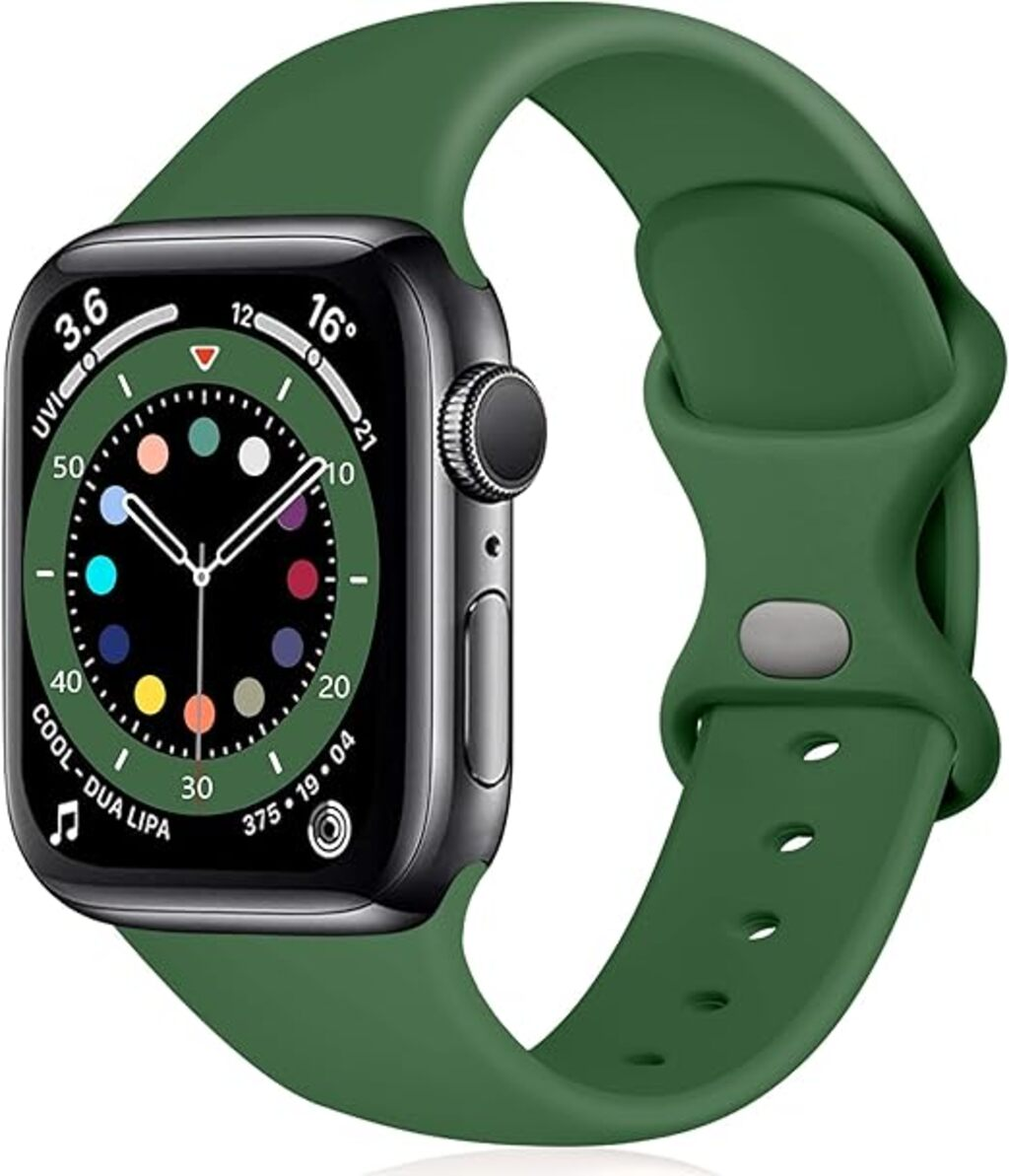 Eine grüne Apple Watch mit passendem grünen Armband. Das Zifferblatt zeigt Zeit, UVI und andere Messwerte an. Die Uhr ist schwarz.